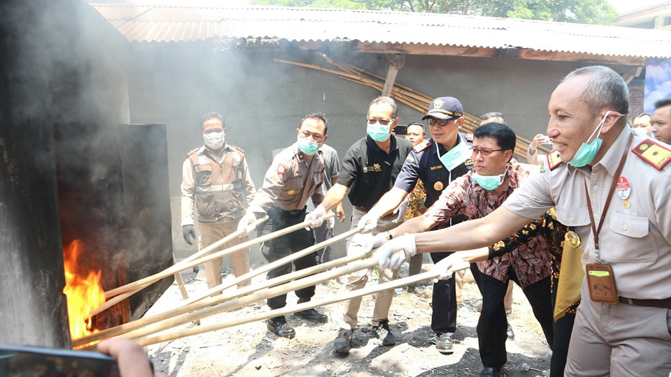 Bea Cukai Teluk Nibung berhasil mengamankan 760.904 batang rokok ilegal, 3 bungkus tembakau iris, 6 botol liquid vape, dan 398 botol minuman