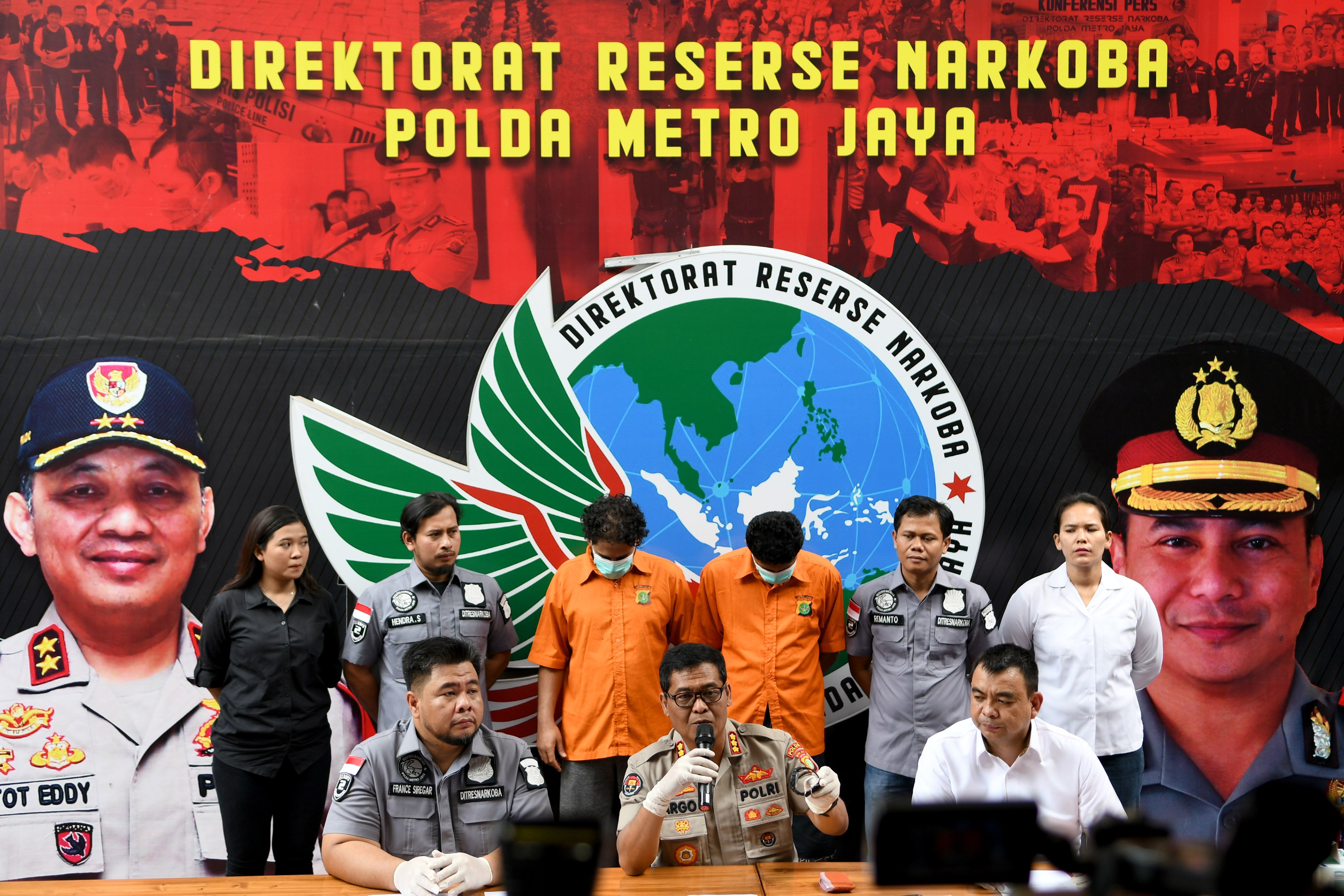 Kabid Humas Polda Metro Jaya Argo Yuwono (tengah) memberikan keterangan saat rilis penyalahgunaan narkoba jenis sabu