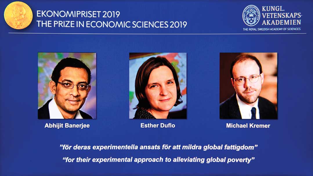 Foto peraih penghargaan Nobel Ekonomi 2019, yaitu Abhijit Banerjee, dan istrinya, Esther Duflo, serta Michael Kremer.