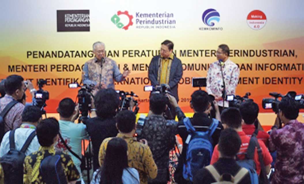 Menteri Perdagangan Enggartiasto Lukita (kiri) bersama Menteri Perindustrian Airlangga Hartarto (tengah) dan Menteri Kominfo Rudiantara.