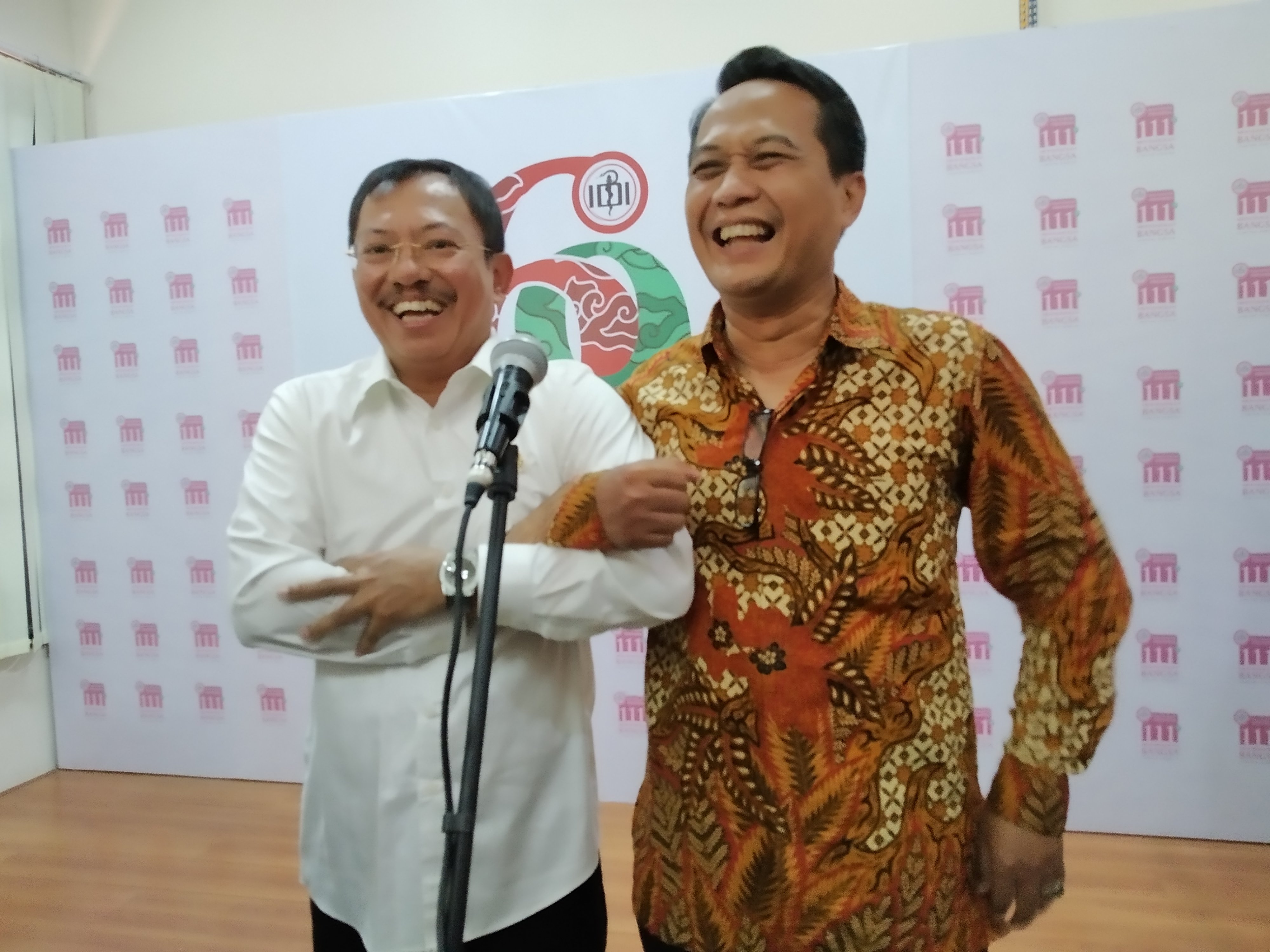 Menteri Kesehatan Terawan Agus Putranto dan Ketua Ikatan Dokter Indonesia Daeng Mohammad Faqih