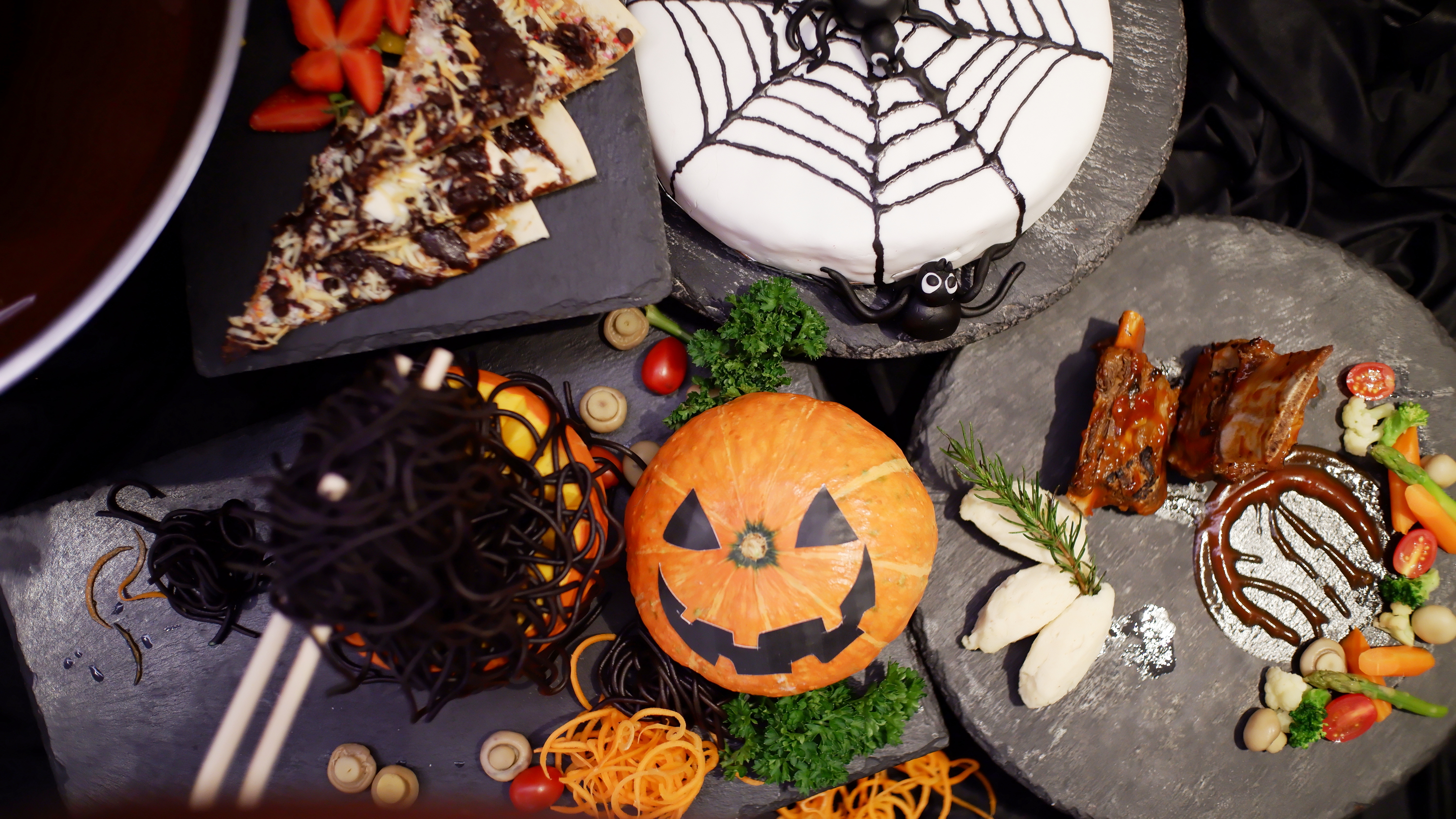 Hidangan penutup yaitu di antaranya Black Cake, Spider Cake, Pumpkin Cake, Orangettes, Bloody Jelly, Hermits, dan Tarantula Croquembouche.