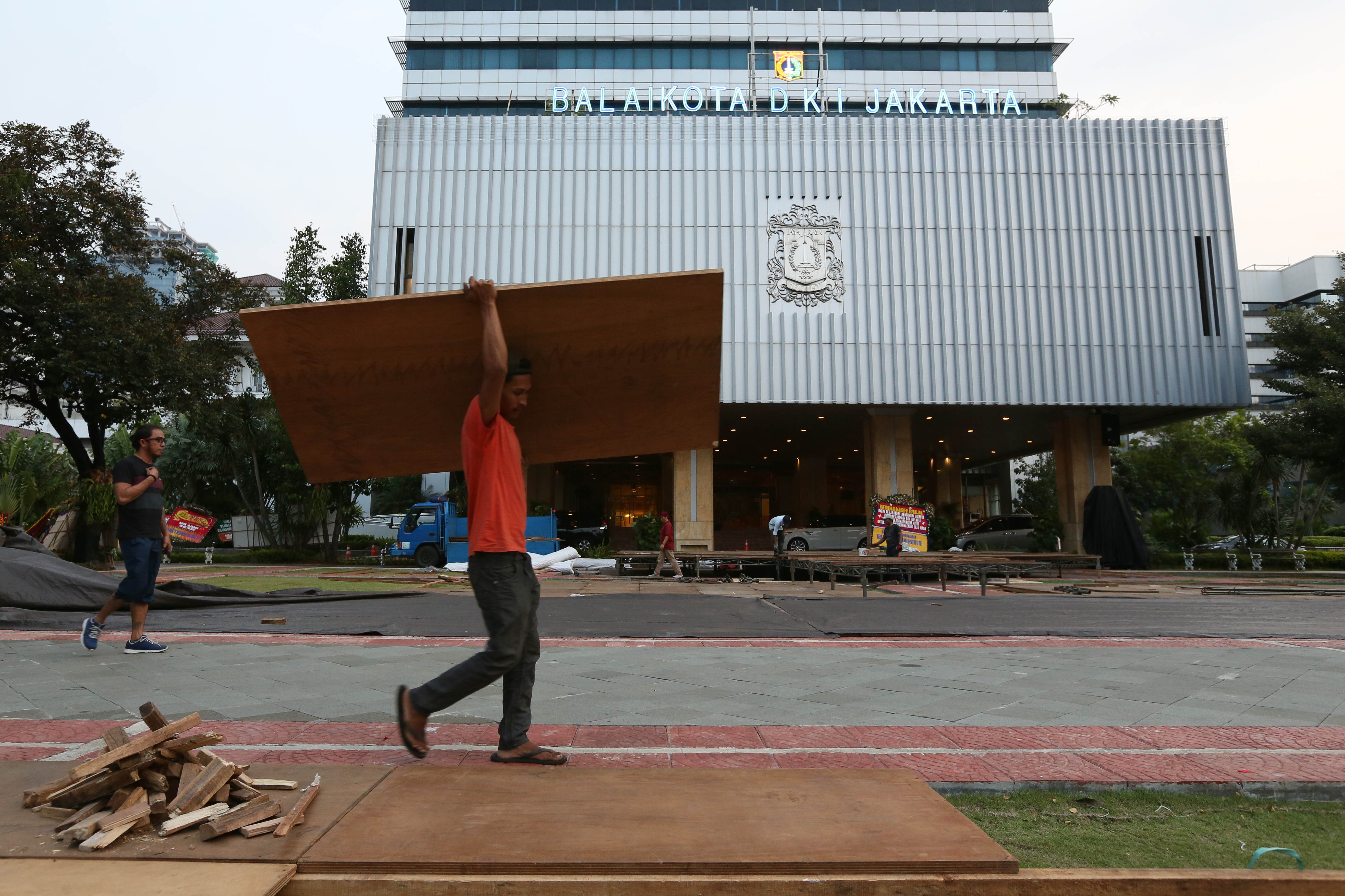 Warga melintas di depan Balai Kota DKI Jakarta