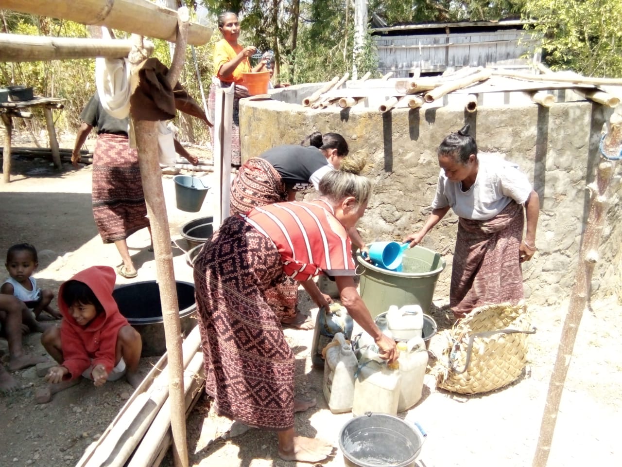 Caritas Keuskupan Maumere salurkan air bersih di SIkka