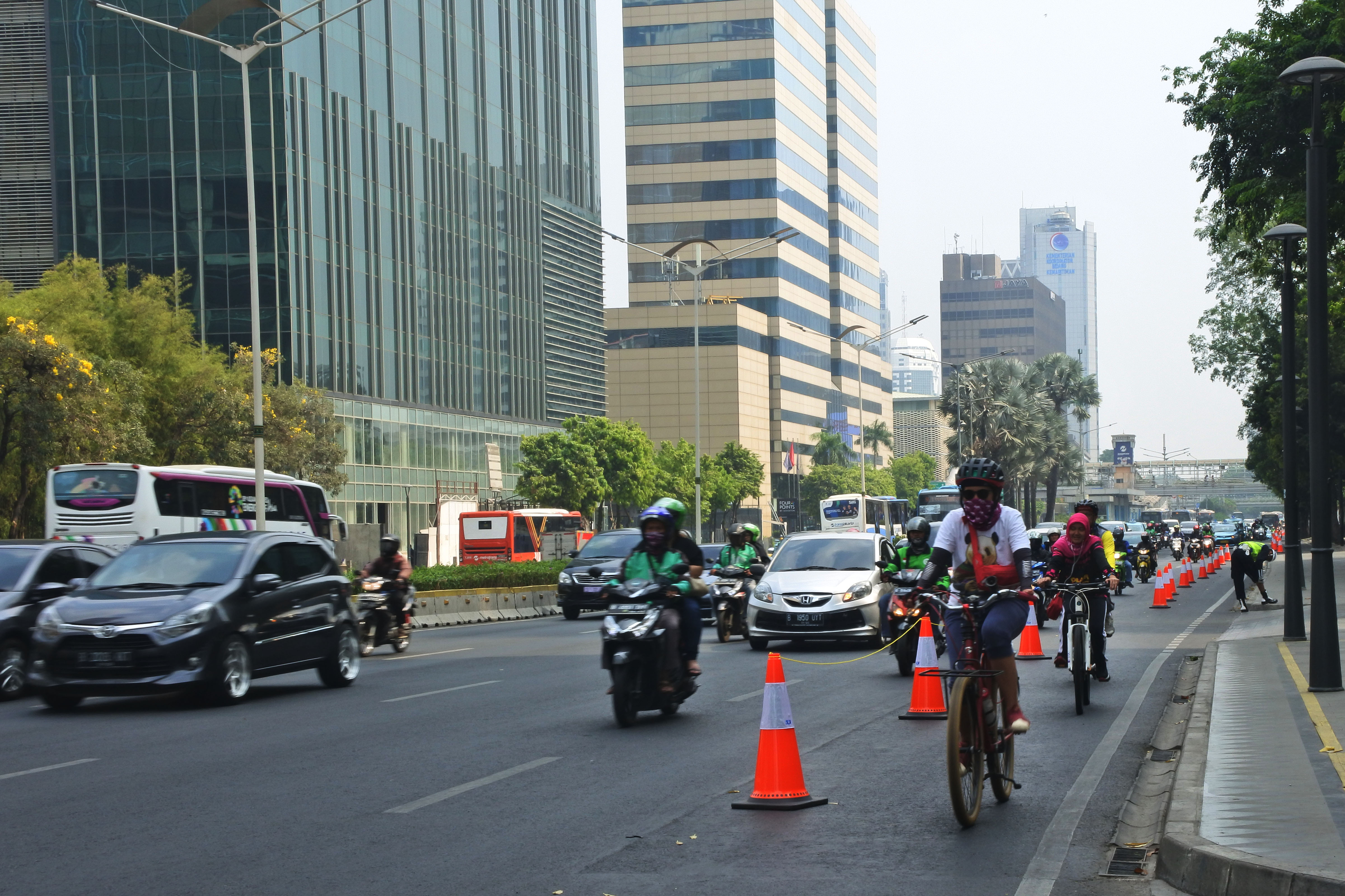 Pengendara sepeda melintas di Jalur sepeda kawasan Jalan M.H. Thamrin, Jakarta Pusat, Jumat (20/9/2019).