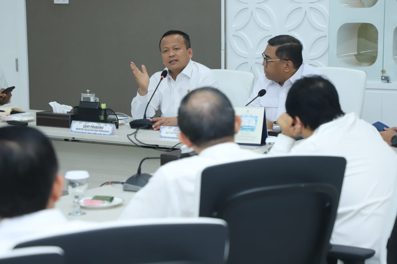 Menteri KKP Edhy Prabowo saat menerima Kadin Indonesia membahas perbaikan industri perikanan, Rabu (31/10). 