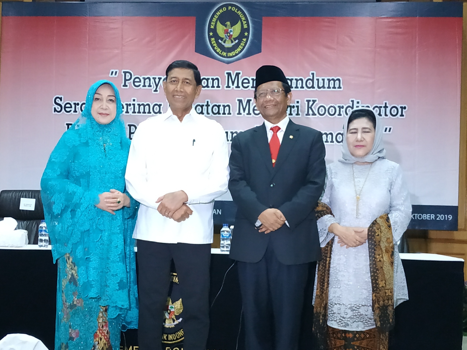 Wiranto melakukan Sertijab pada Menko Polhukam baru Mahfud MD di Kemenko Polhukam Jakarta (23/10)