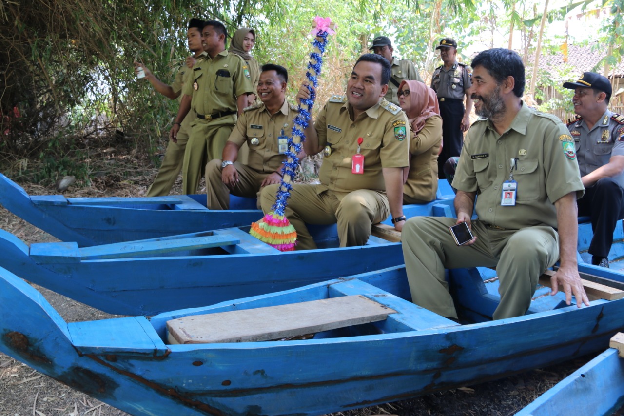 Pemberian bantuan perahu untuk nelayan di aliran Bengawan Solo