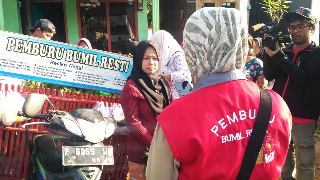 Penjual sayur yang juga kader untuk memburu para ibu hamil. Inovasi dari puskesmas Sempu, Banyuwangi, Jawa Timur