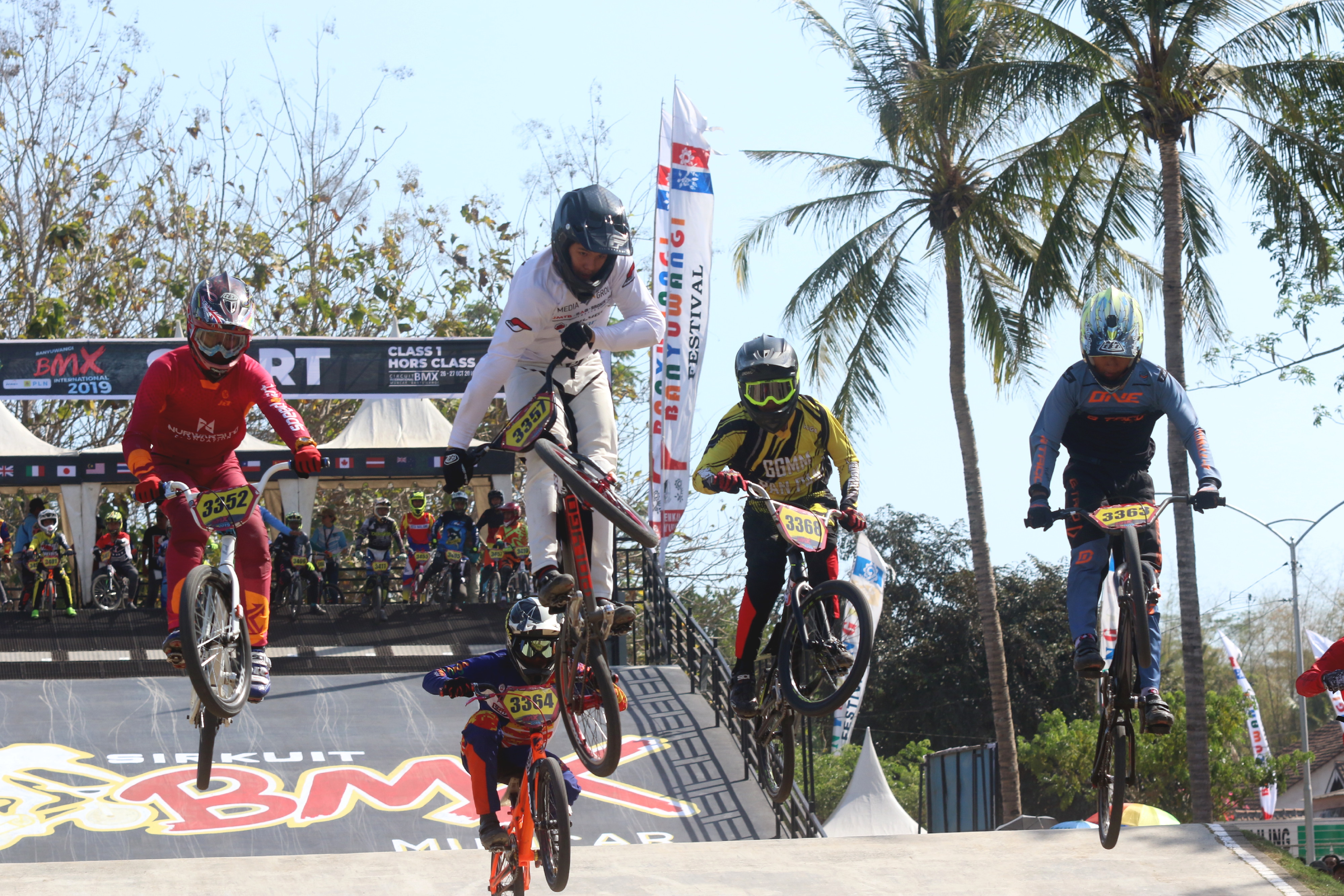 Pembalap sepeda BMX kategori 