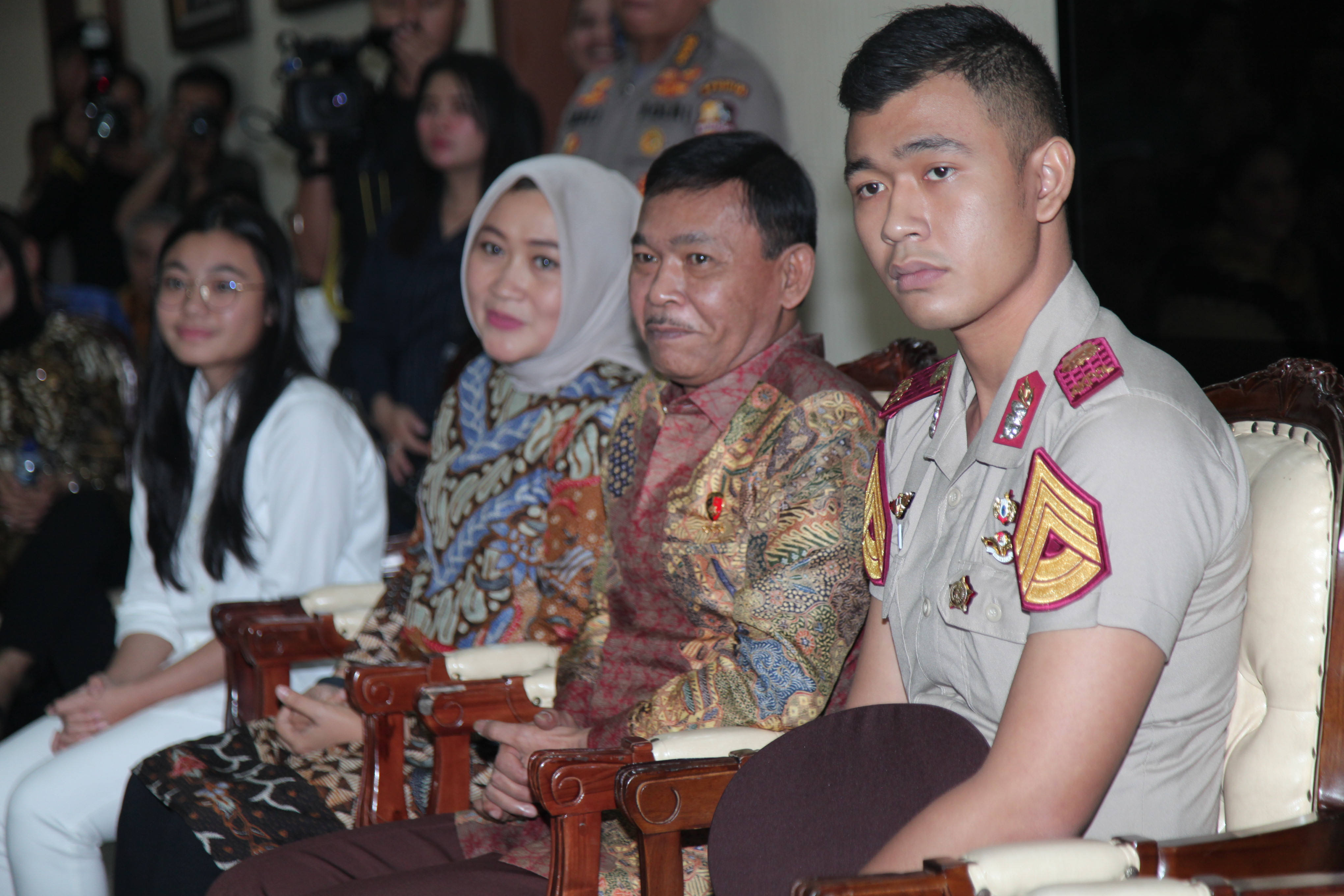 Keluarga calon Kapolri Komjen Idham Azis saat menerima kunjungan anggota Komisi III DPR, Rabu (30/10)