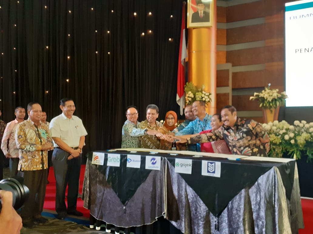 MoU PLN dengan 20 perusahaan untuk pengembangan kendaraan listrik, disaksikan Menko Maritim dan Menristekdikti, Rabu (16/10).