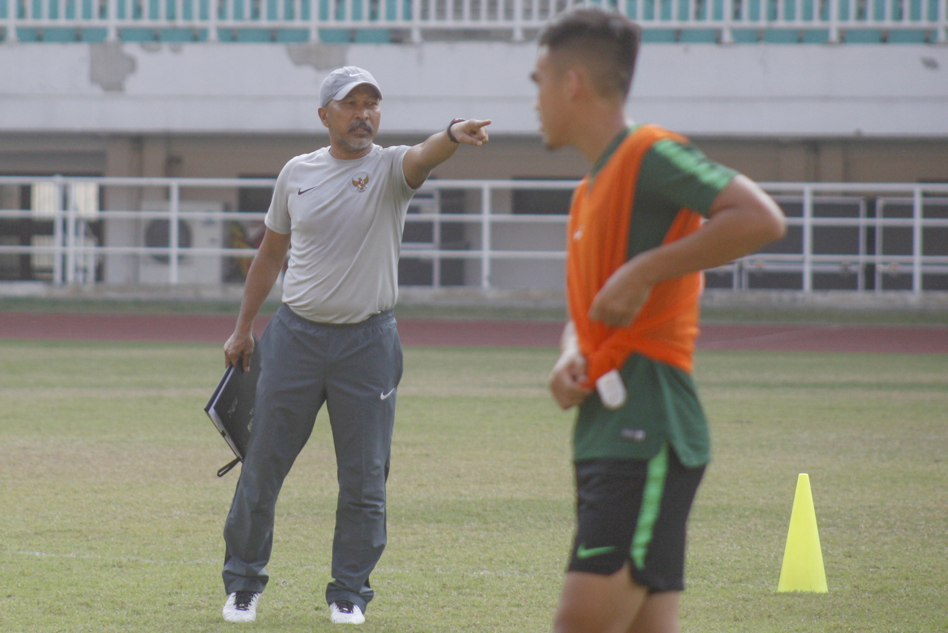 Pelatih timnas U-19 Indonesia Fakhri Husaini (kiri) 