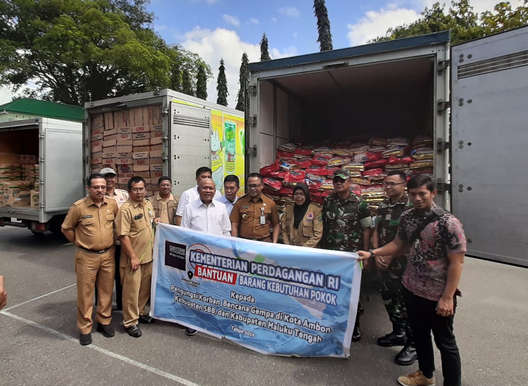 Kemendag memberikan bantuan bahan pokok pangan kepada korban gempa Maluku, Selasa (8/10).