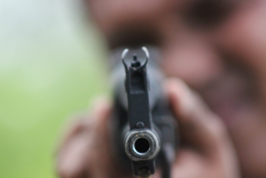 Polisi menembak rekannya sesama polisi di Ruang Sentra Pelayanan Kepolisian Terpadu (SPKT) Polsek Cimanggis, Kota Depok