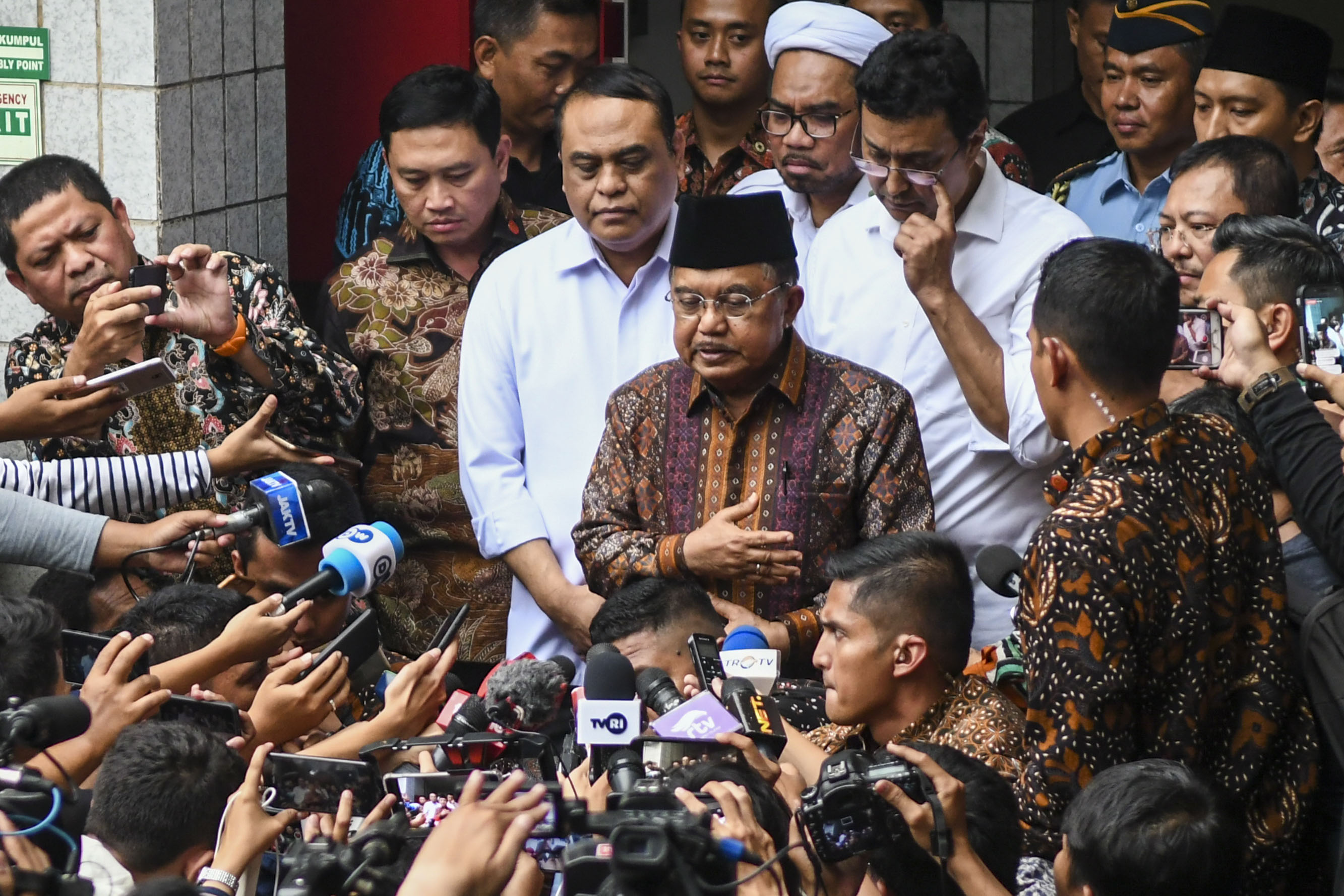Wakil Presiden Jusuf Kalla (tengah) memberikan keterangan pers terkait penyerangan terhadap Menkopolhukam Wiranto di RSPAD Gatot Soebroto, J