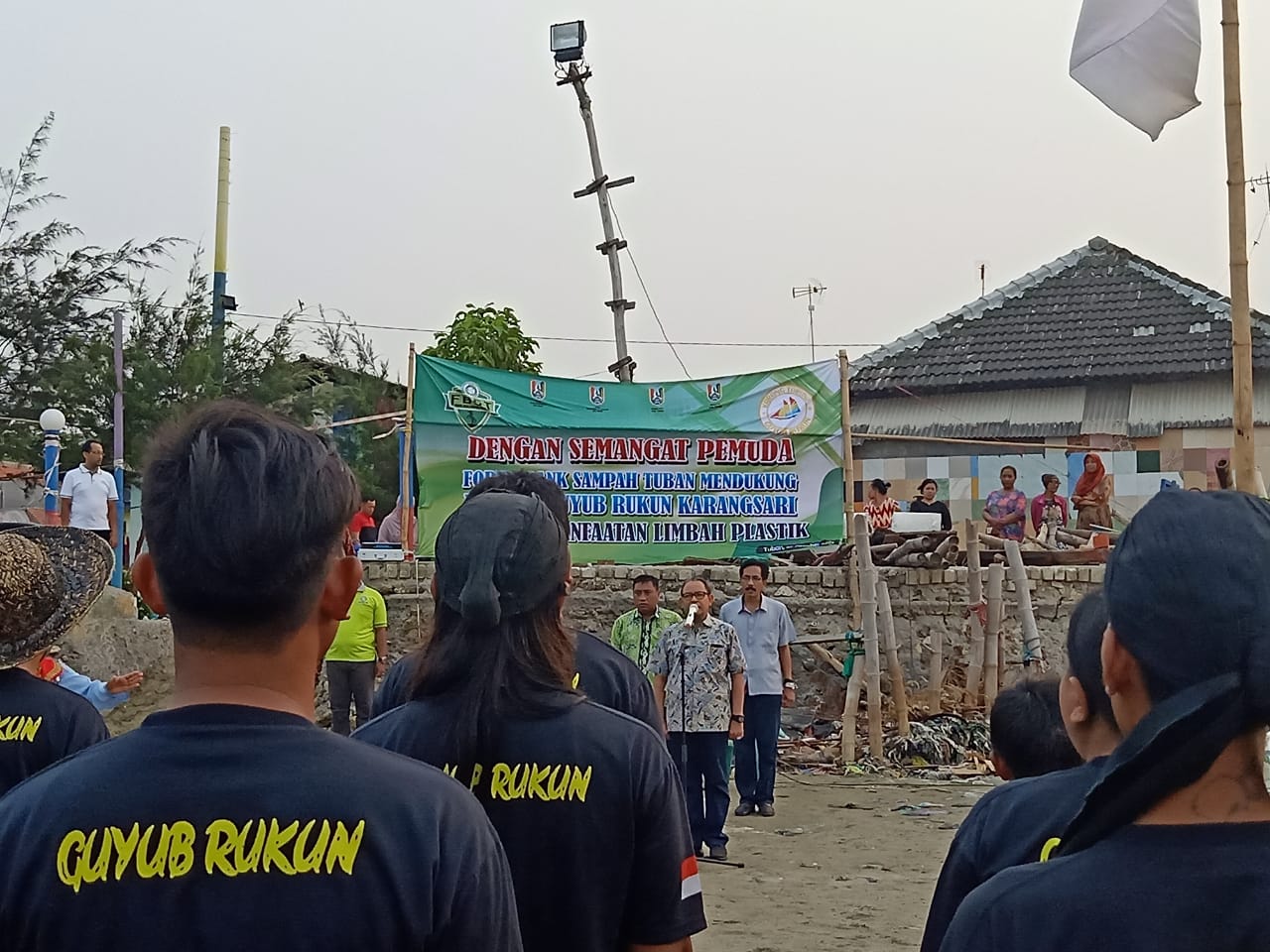 Peringatan Sumpah Pemuda dengan upacara sederhana. 