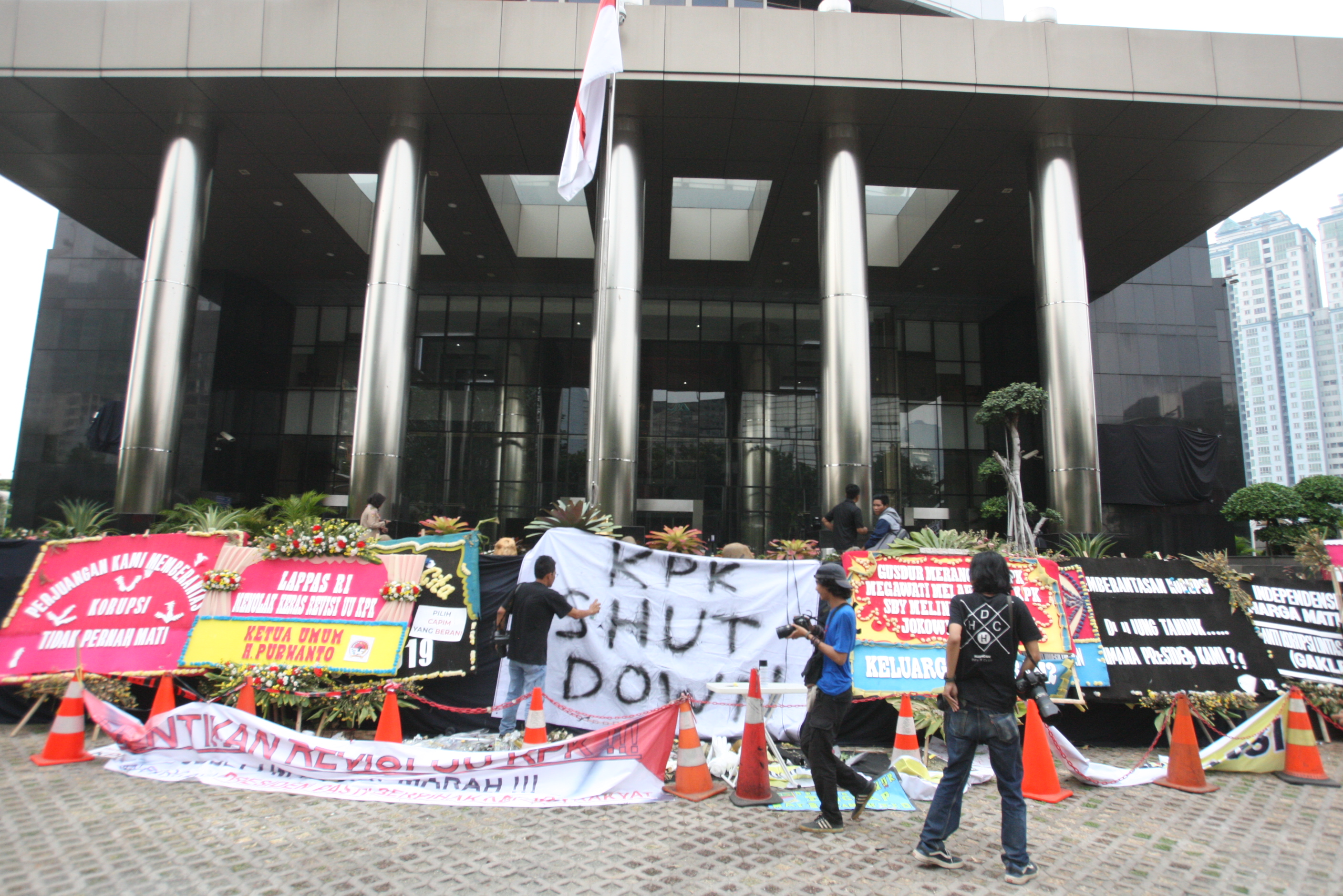 Massa Aksi pendukung revisi Undang-Undang Komisi Pemberantasan Korupsi (KPK) melakukan aksi di depan gedung KPK, Jakarta.
