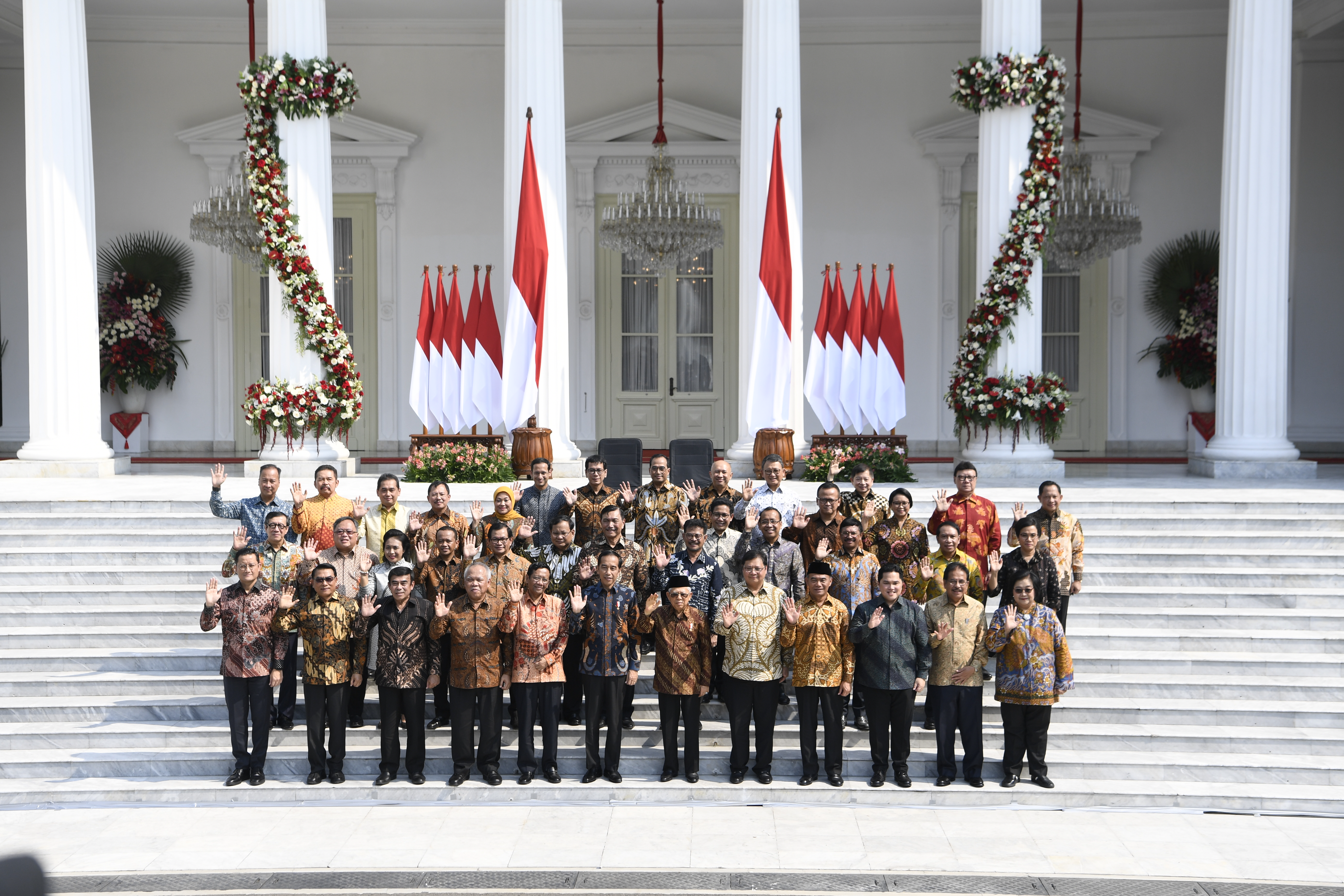 Presiden Joko Widodo didampingi Wapres Ma'ruf Amin berfoto dengan jajaran menteri Kabinet Indonesia Maju.