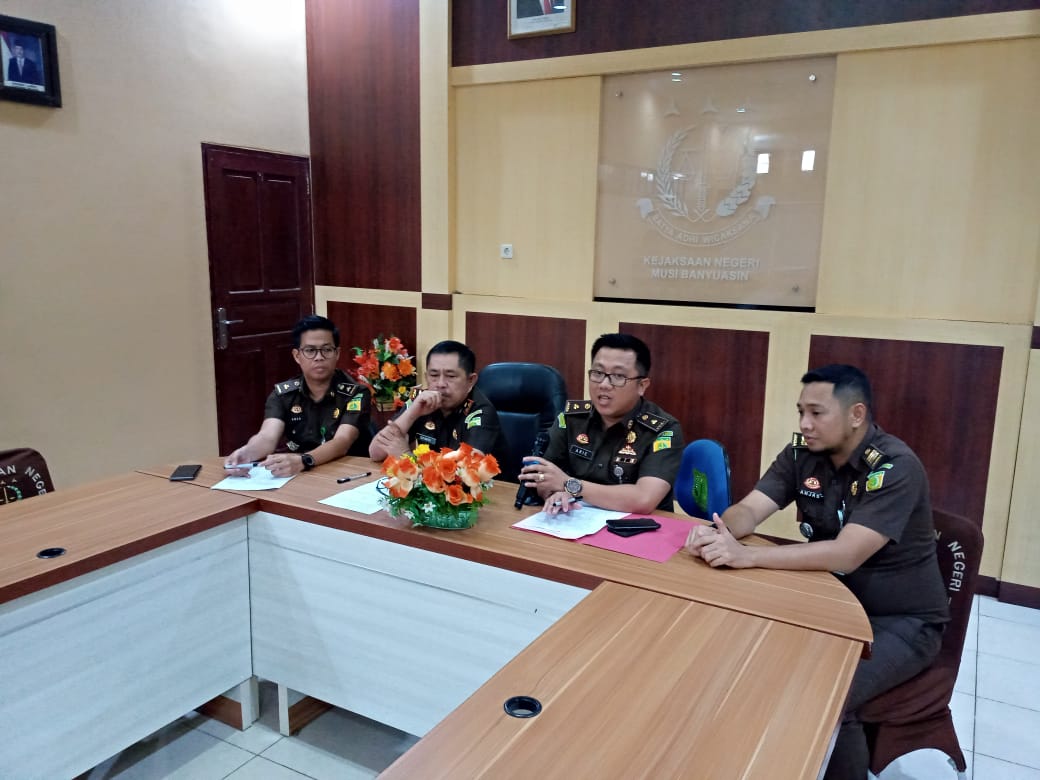  Kepala Kejaksaan Negeri Musi Banyuasi, Suyanto menjelaskan penetapan tiga tersangka kasus gedung beku, Jumat (11/10).