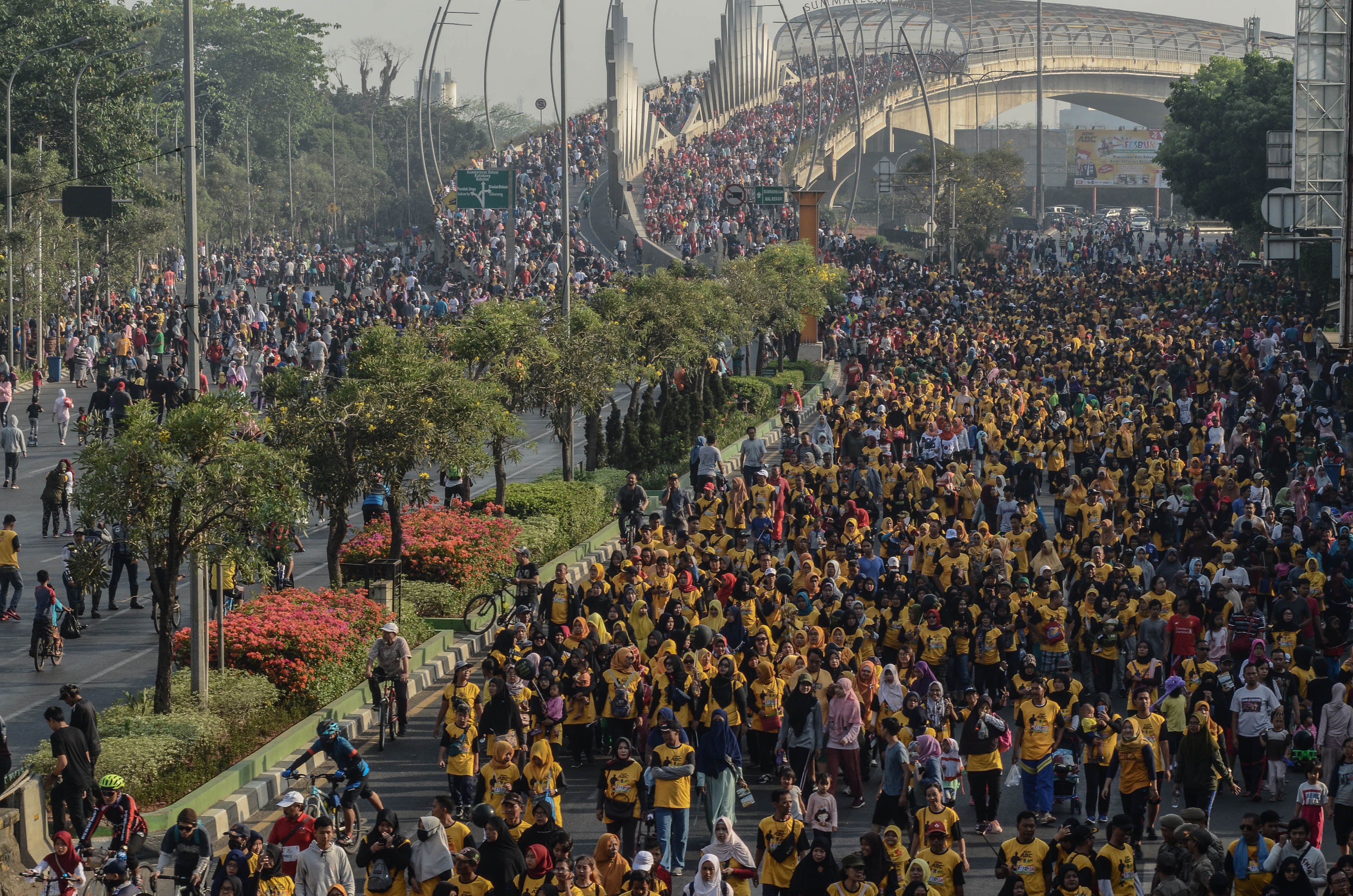 Warga berolahraga di area hari bebas kendaraan bermotor (HBKB) di Kota Bekasi, Jawa Barat, Minggu (25/8/2019). 