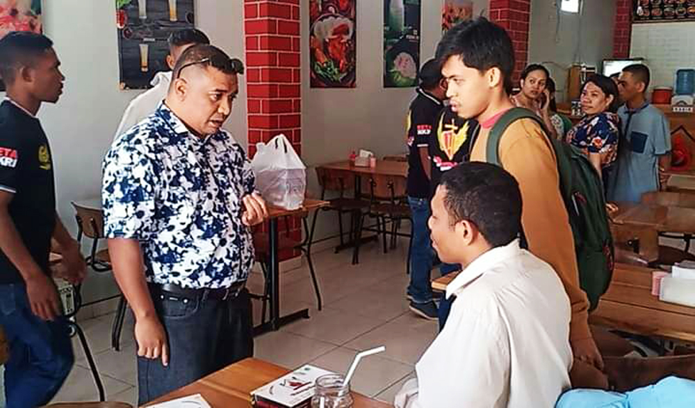 BUBARKAN CERAMAH EKS HTI Ketua Umum LTI Ady WF Ndiy (dua dari kiri) memperingatkan dua penyelenggara ceramah tentang khilafah  