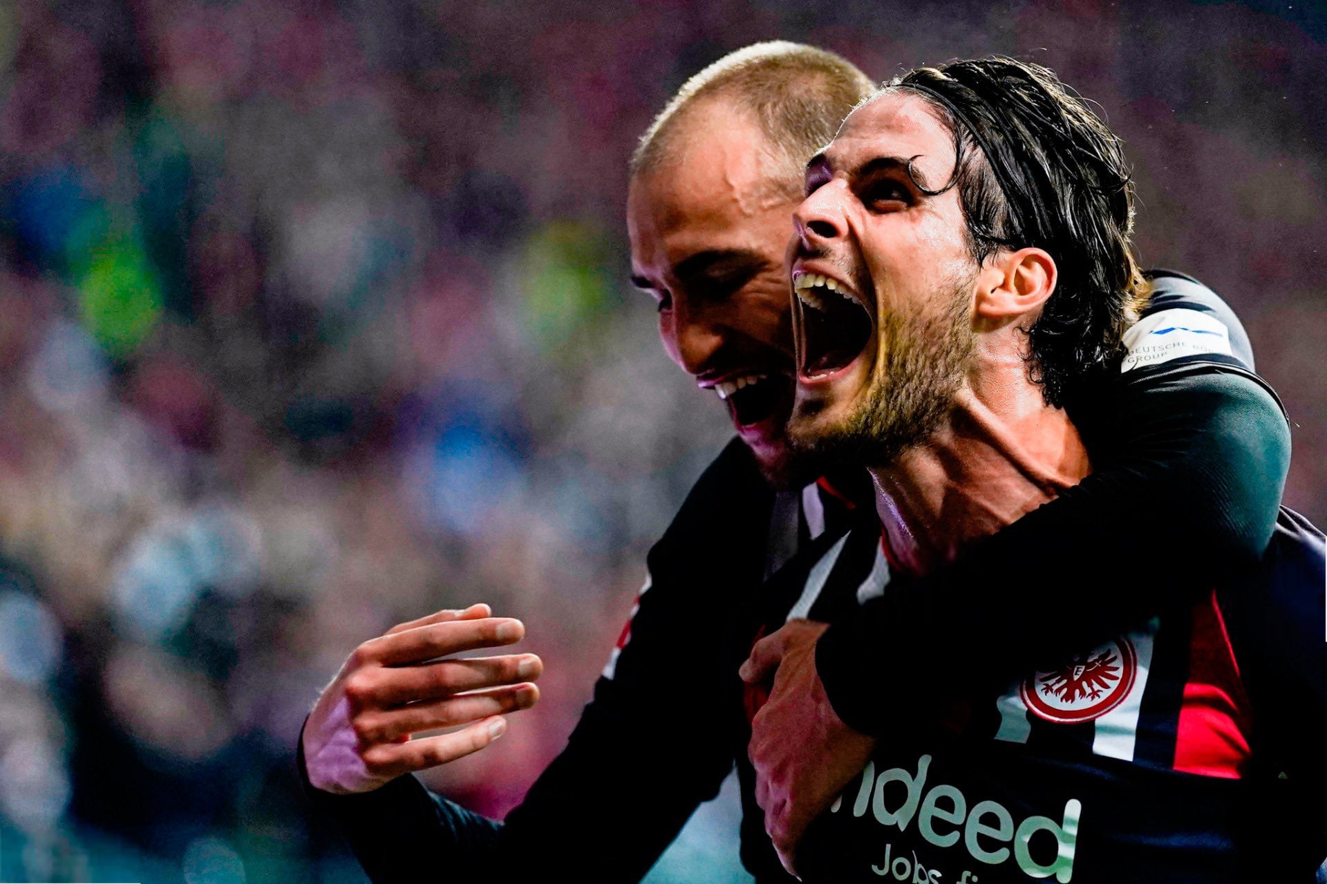 Goncalo Paciencia (depan) merayakan golnya ke gawang Leverkusen