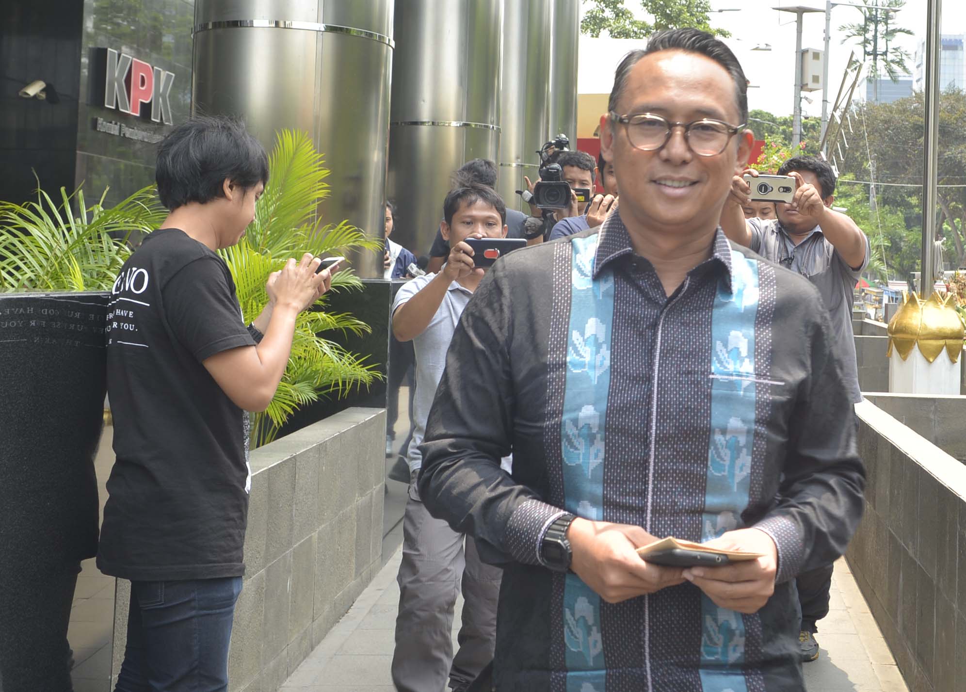 Anggota DPR Fraksi PDI Perjuangan Junico Siahaan alias Nico Siahaan setelah menjalani pemeriksaan terkait TPPU Bupati Cirebon