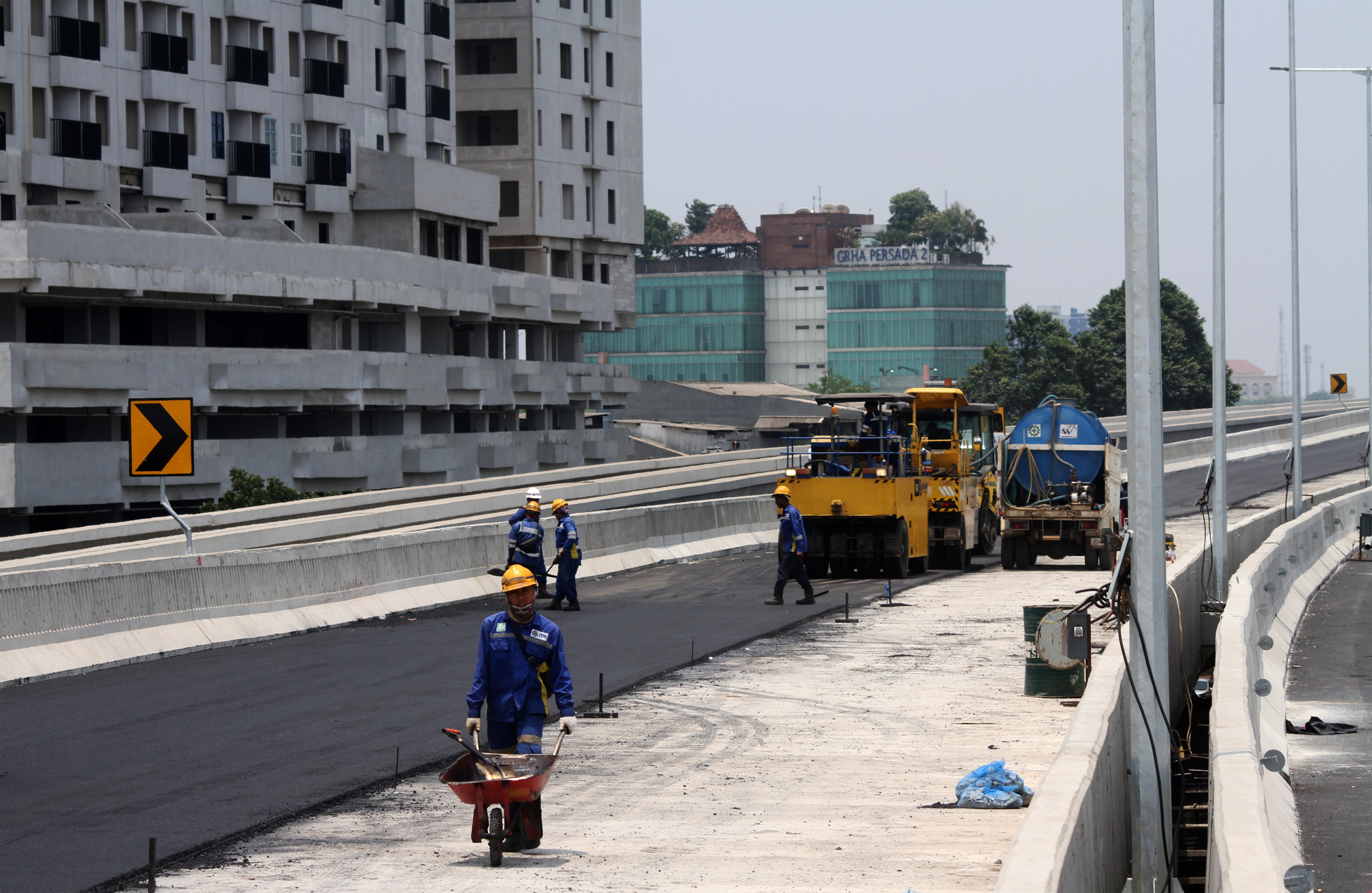 Sejumlah pekerja melakukan pengaspalan jalan Tol Jalarta-Cikampek II Elevated, di Bekasi, Jawa Barat