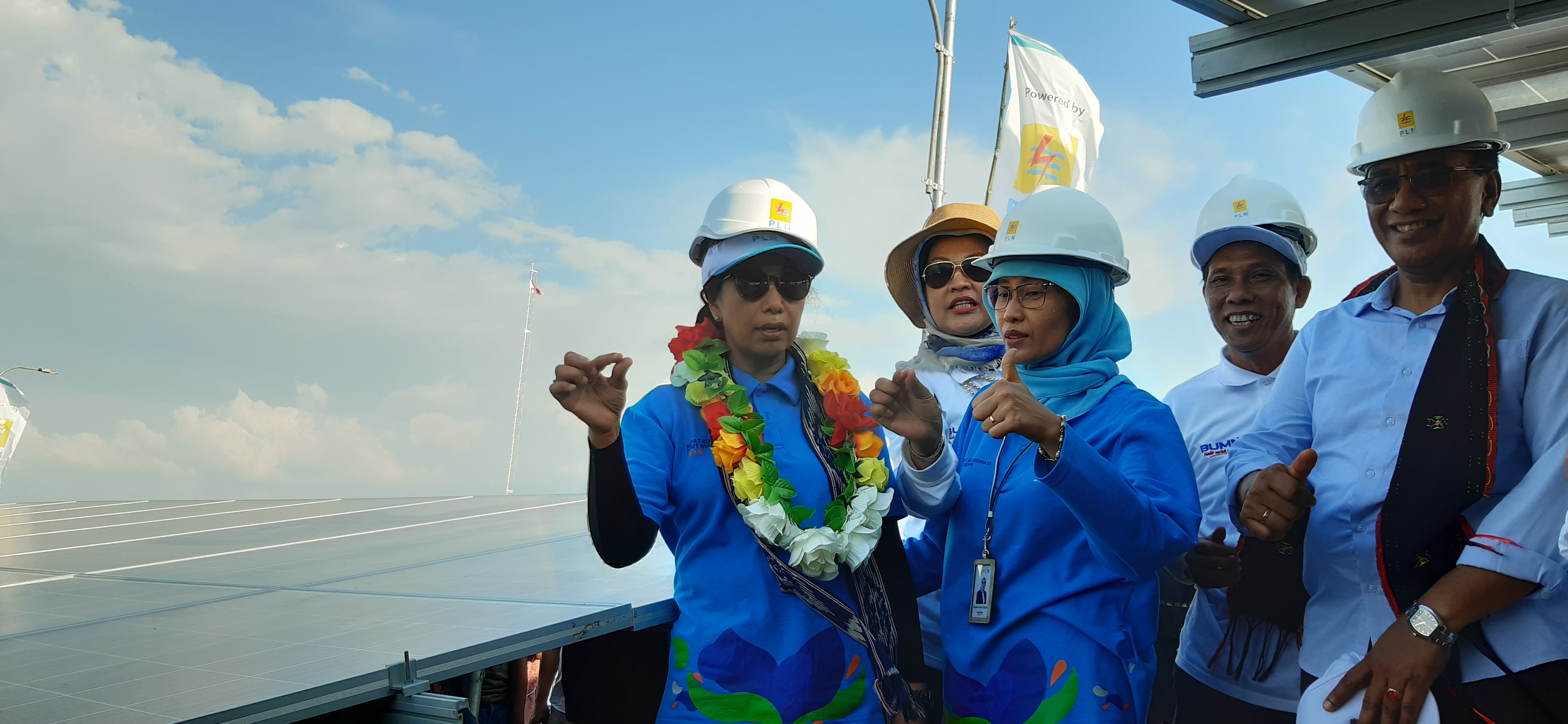 Menteri BUMN Rini Soemarno saat meresmikan salah satu PLTS di Nusa Tenggara Timur, Minggu (6/10).