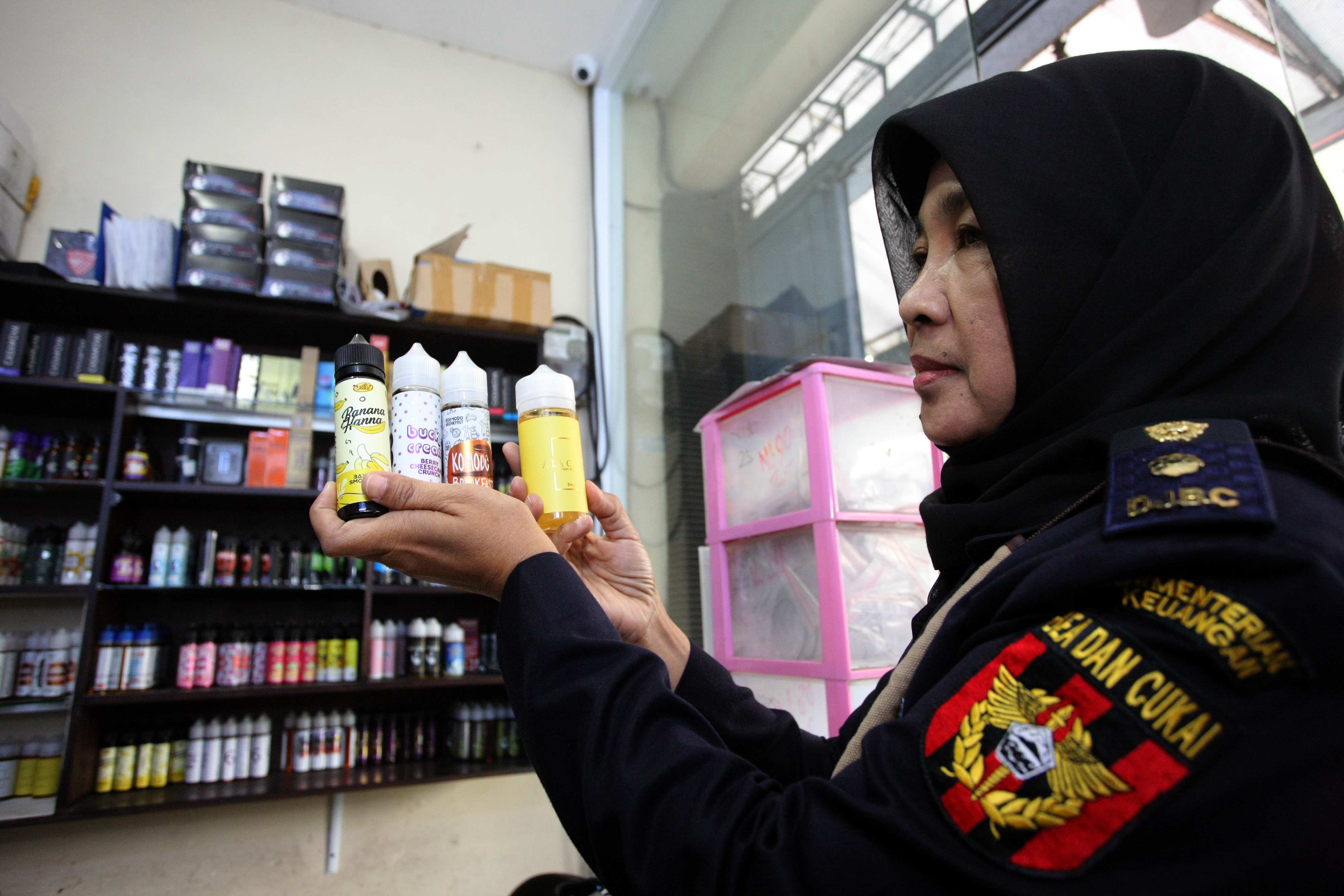  Petugas kantor Bea dan Cukai memeriksa dan mendata cairan rokok elektrik (Vape Liquid) disalah satu outlet penjualan.