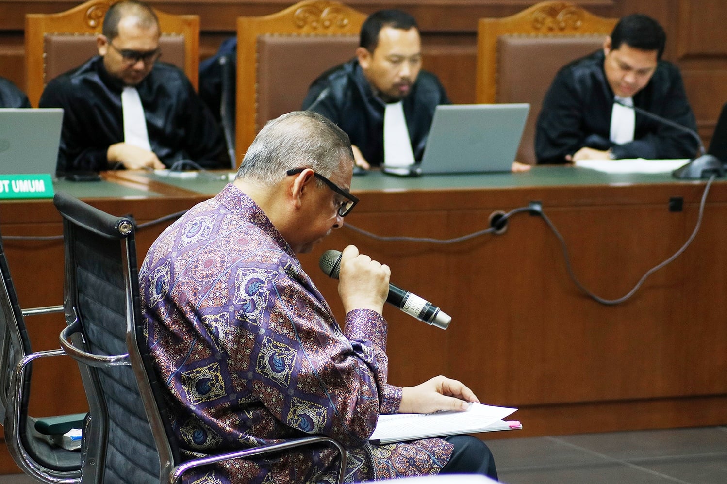 Terdakwa kasus suap proyek PLTU Riau-1 Sofyan Basir (batik) menjalani sidang lanjutan di Pengadilan Tipikor, Jakarta, Senin (21/10).