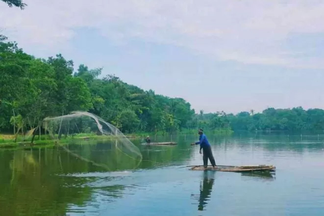Warga menjala ikan di Situ Rawa Binong, Cikarang Pusat, Kabupaten Bekasi, Jawa Barat. 
