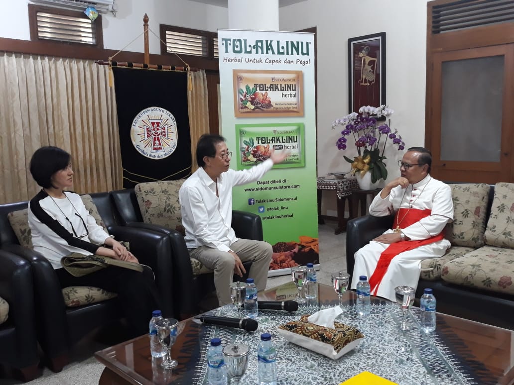 Kardinal Mgr Ignatius Suharyo Hardjoatmodjo saat bertemu Direktur PT Industri Jamu dan Farmasi Sido Muncul, Irwan Hidayat