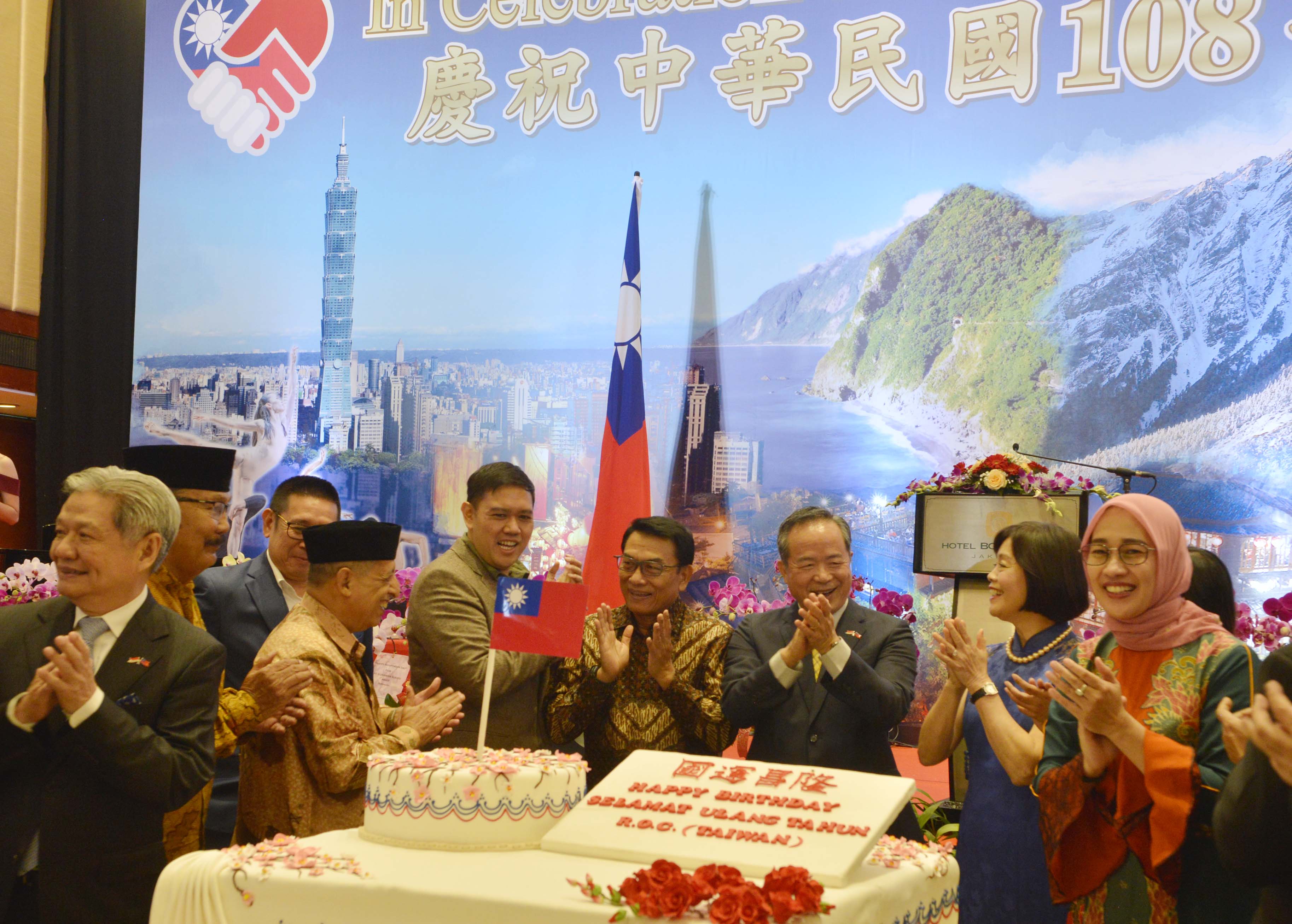 Ketua Taipei Economic and Trade Office (TETO) Jhon Chen (ketiga dari kanan) bersama undangan merayakan Hari Nasional Taiwan ke-108.