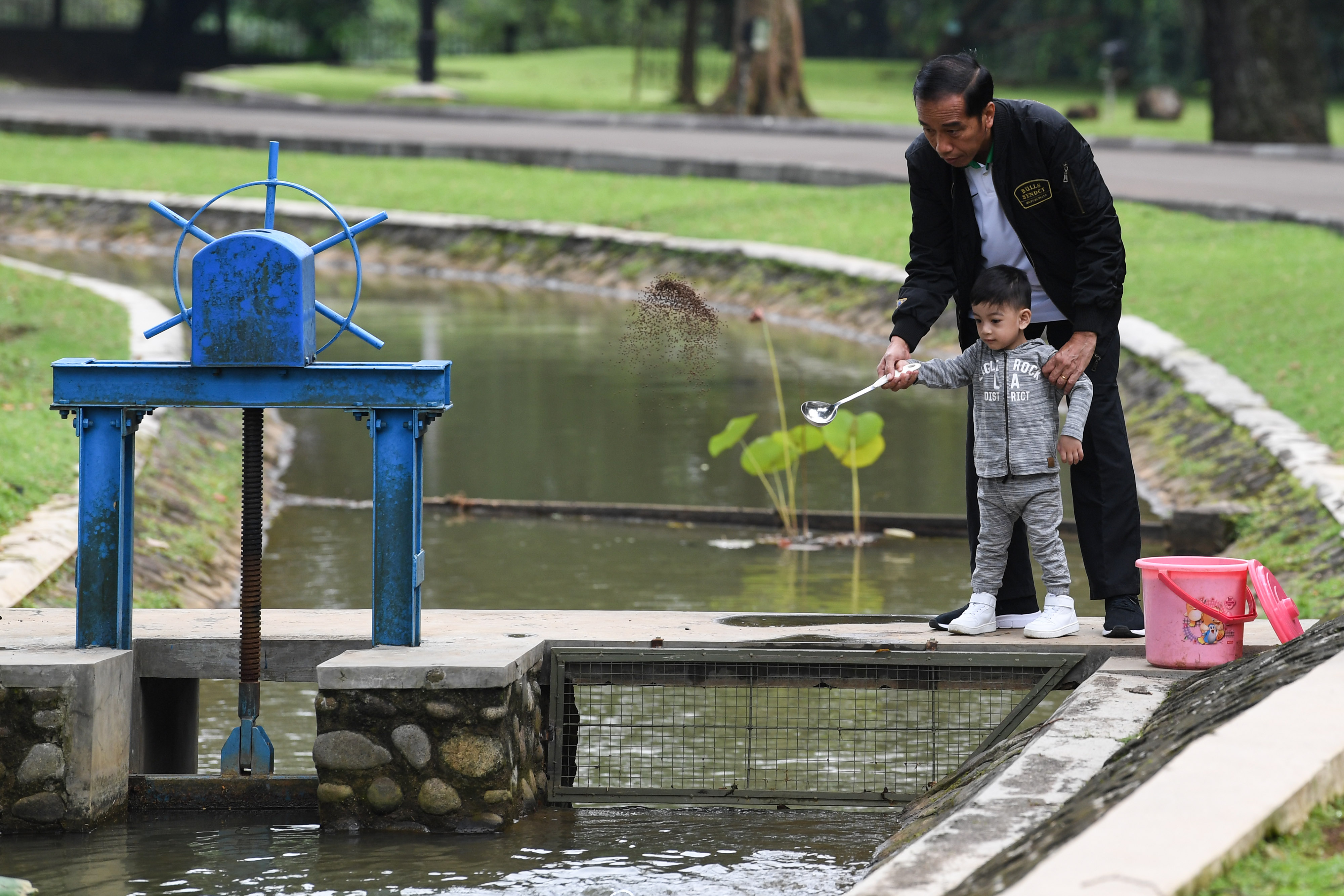  Presiden Joko Widodo bersama cucu Jan Ethes