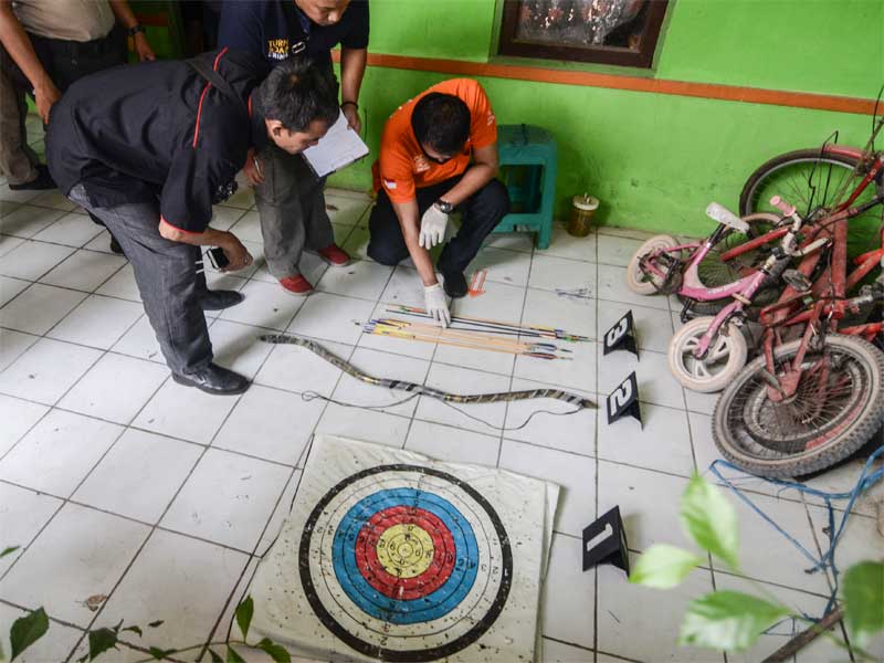 Tim Inafis Polres Metro Bekasi mengamankan alat perlengkapan memanah dari rumah tersangka terorisme di Perum Griya Setu Permai.