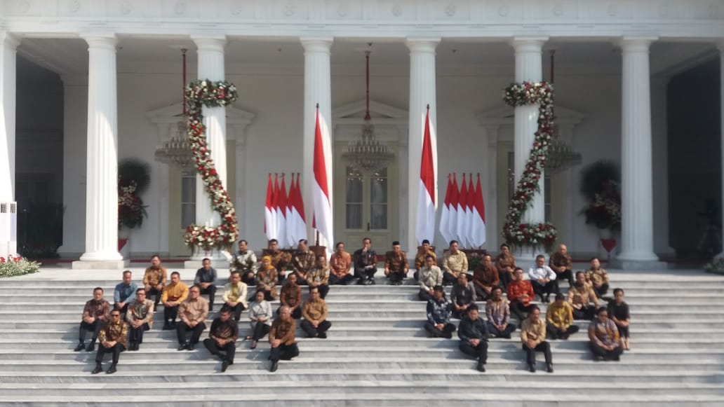 Presiden Joko Widodo (tengah) saat memperkenalkan para menteri Kabinet Indonesia Maju