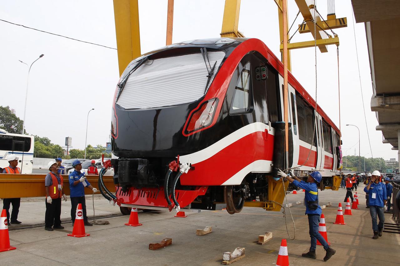 Proses pengangkatan perdana kepala gerbong kereta layang ringan atau LRT ke atas rel di Stasiun Harjamukti, Depok, Jawa Barat. 