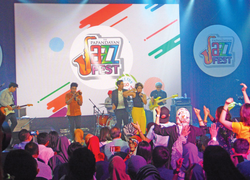 Penampilan Maliq & D’Essential saat menutup The Papandayan Jazz Festival 2019 yang digelar di Hotel The Papandayan, Bandung