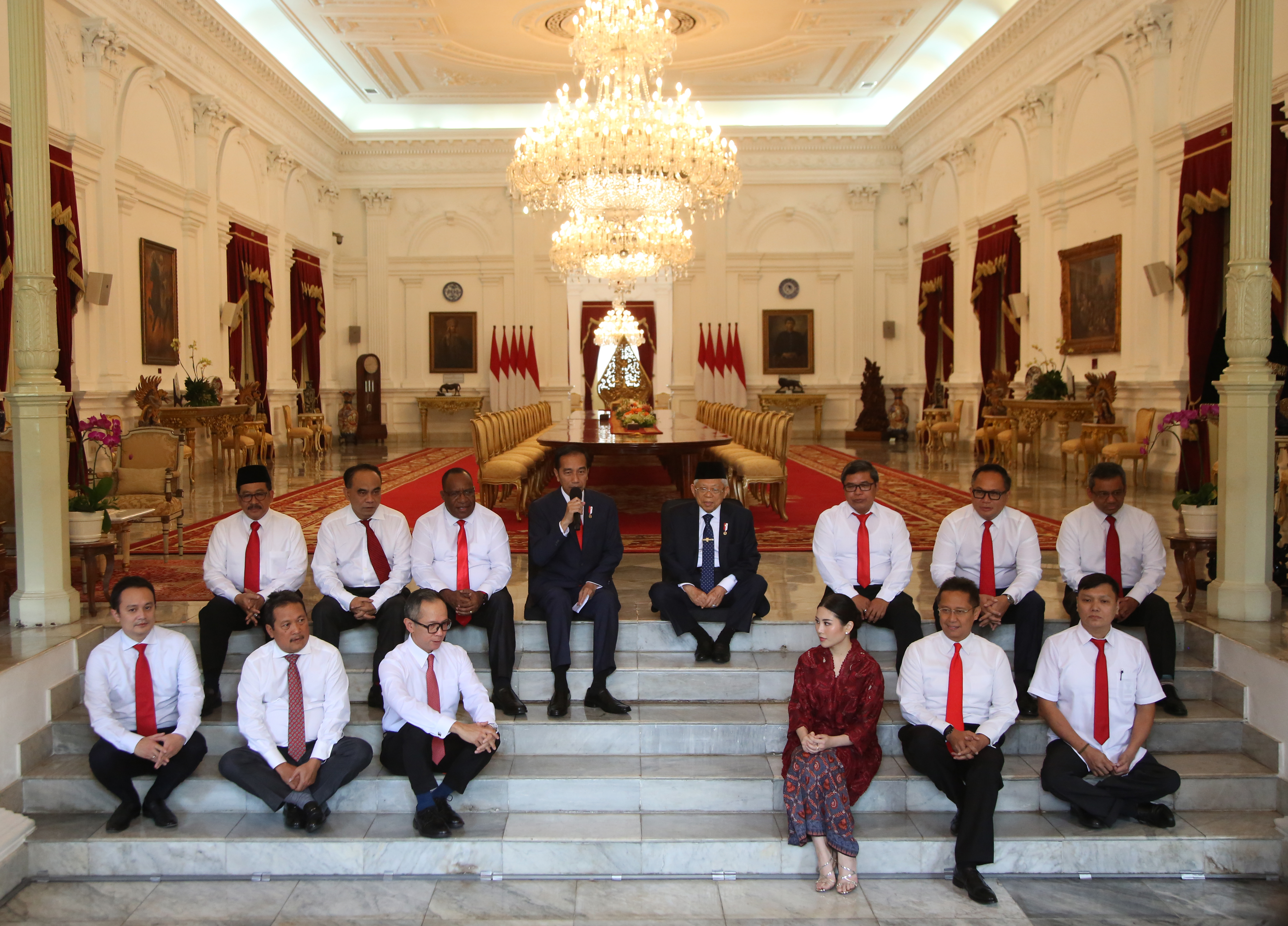 Presiden Jokowi dan Wapres Ma'ruf Amin bersama 12 wakil menteri