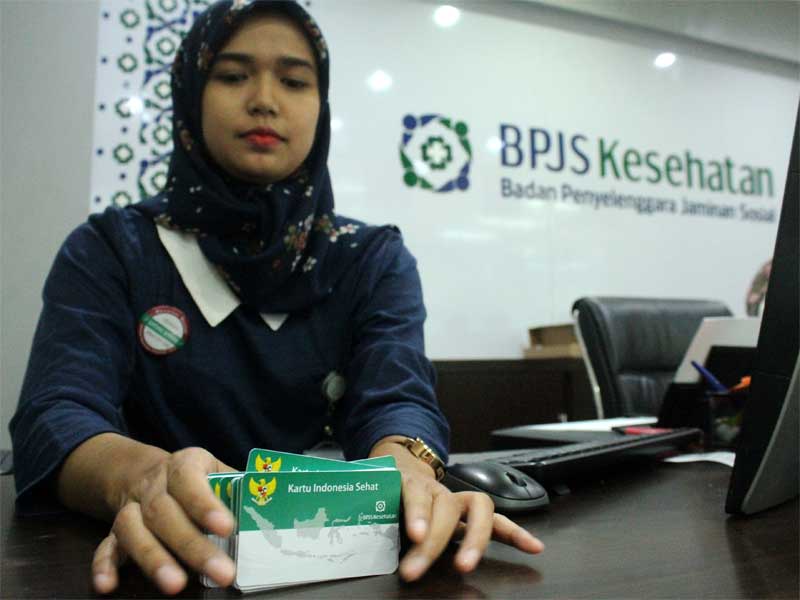 Petugas menata sejumlah kartu peserta BPJS Kesehatan, di kantor pelayanan BPJS Kesehatan.