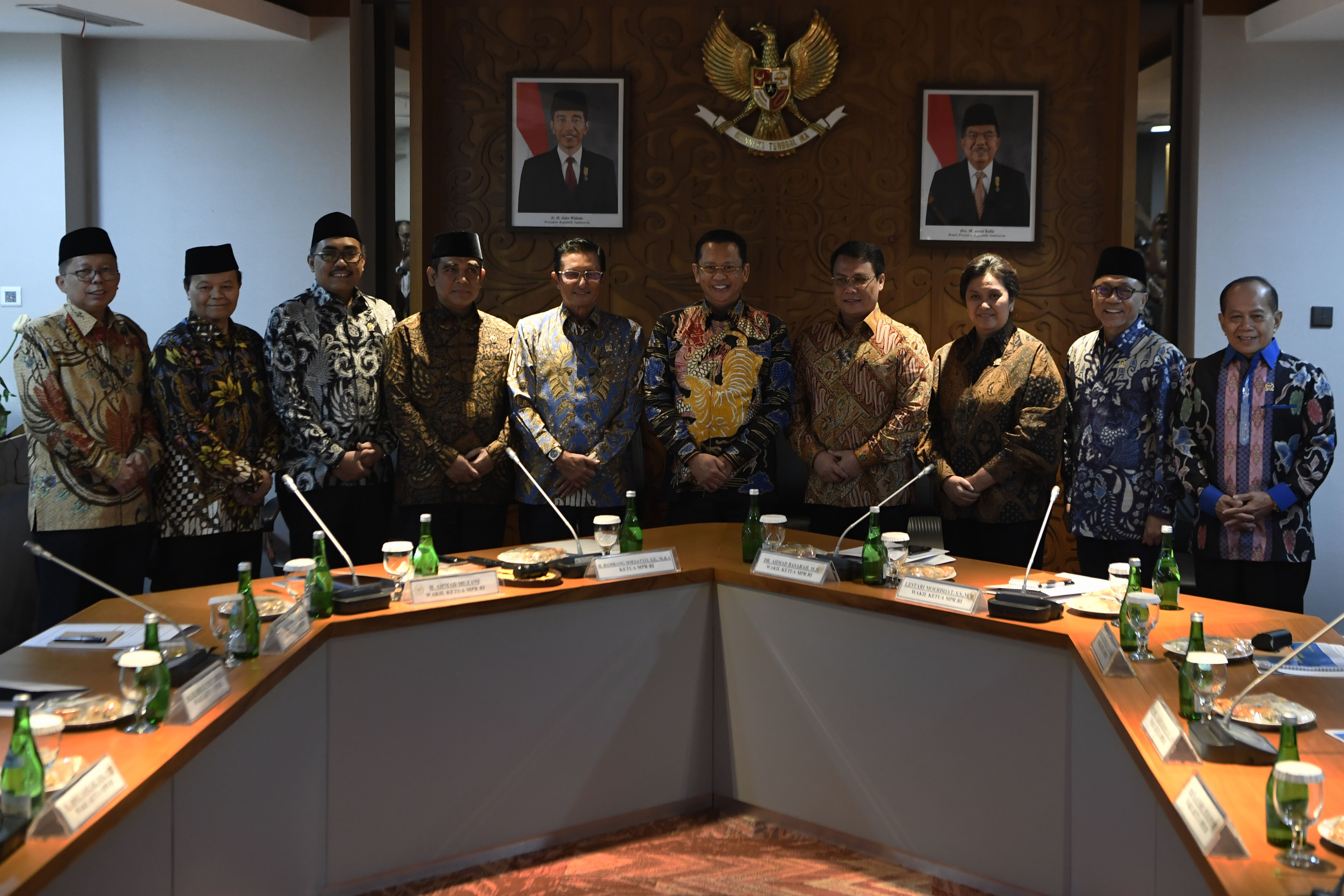 Sepuluh pimpinan Majelis Permusyawaratan Rakyat periode 2019-2024