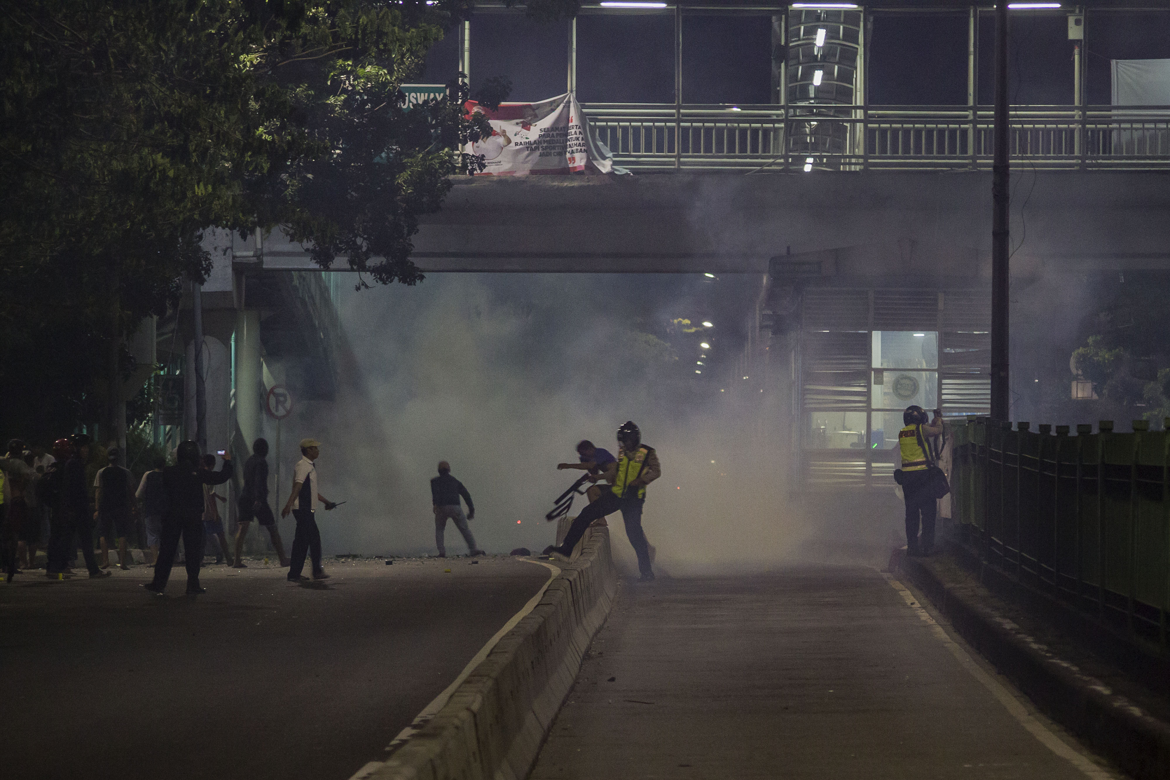  Petugas kepolisian membubarkan warga Manggarai dengan warga Jalan Tambak yang terlibat bentrokan di kawasan Manggarai, Jakarta, Senin (20/8