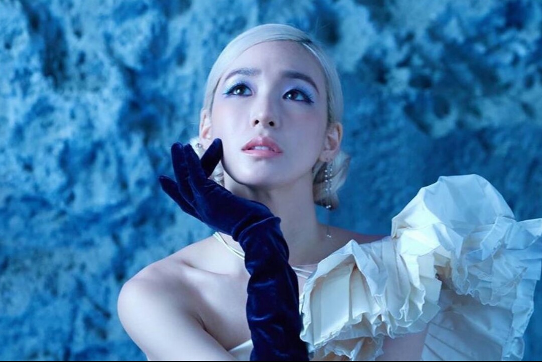 Tiffany anggota girlband Girl's Generation dipuji penampilannya oleh Miley Cyrus saat membawakan lagu Wrecking Ball. 