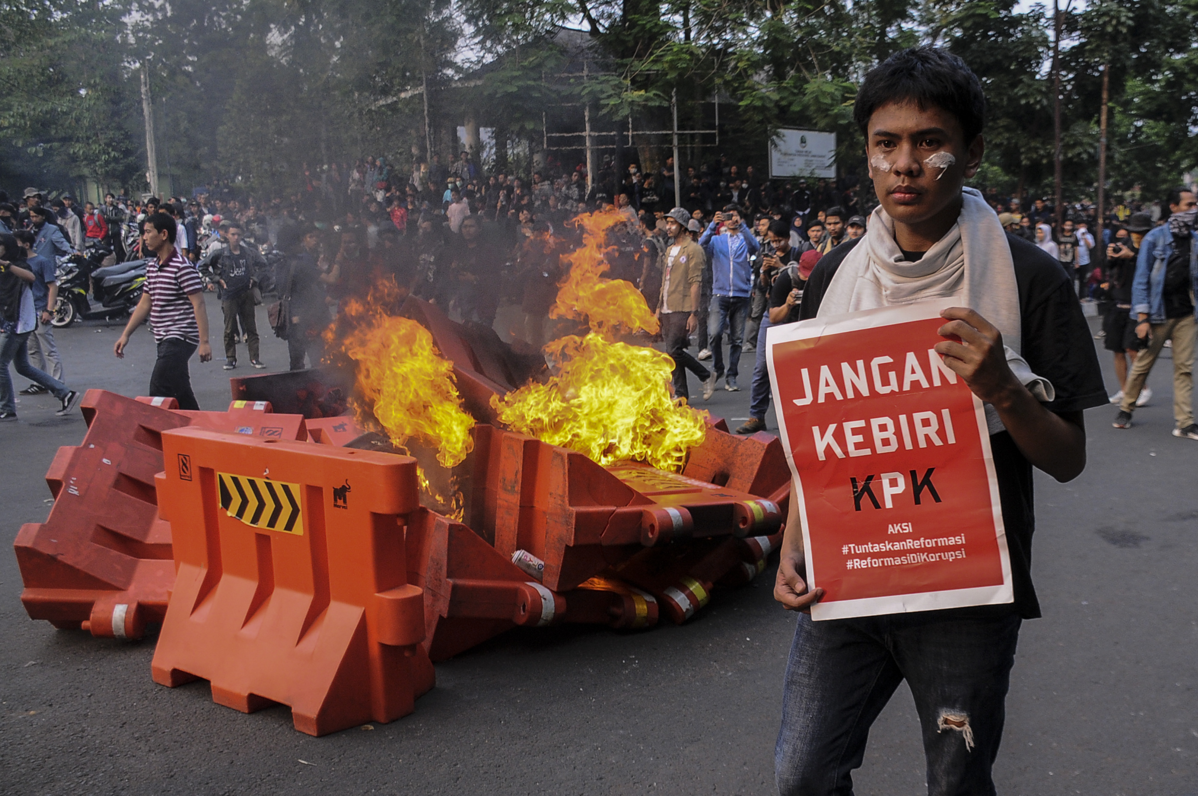 Massa yang tergabung dalam Aliansi Rakyat Menggugat melakukan aksi unjuk rasa di Gedung DPRD Jawa Barat, Selasa (24/9/2019)