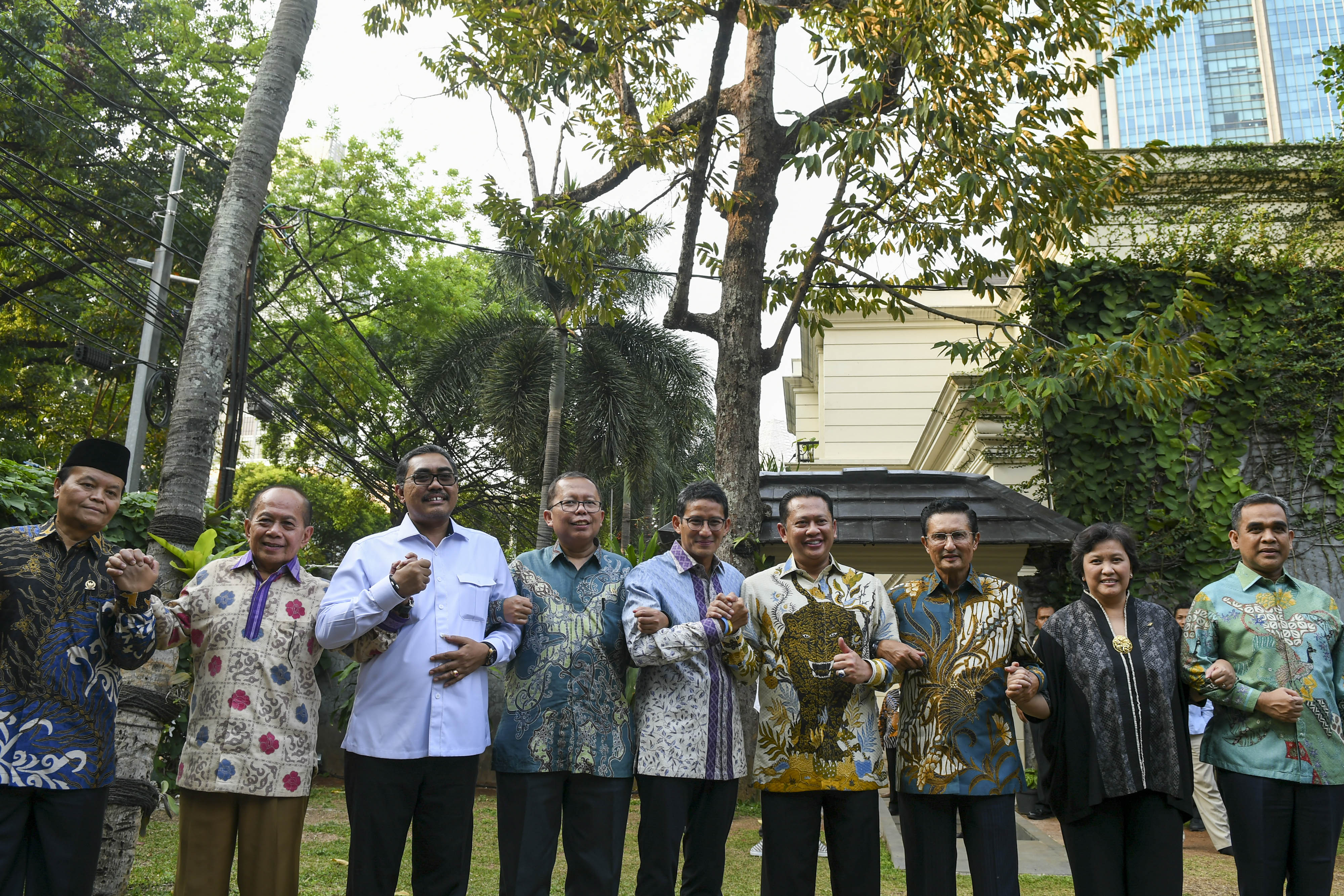  Ketua MPR Bambang Soesatyo (keempat kanan) bersama para Wakil Ketua MPR  saling berpegangan tangan seusai melakukan pertemuan.