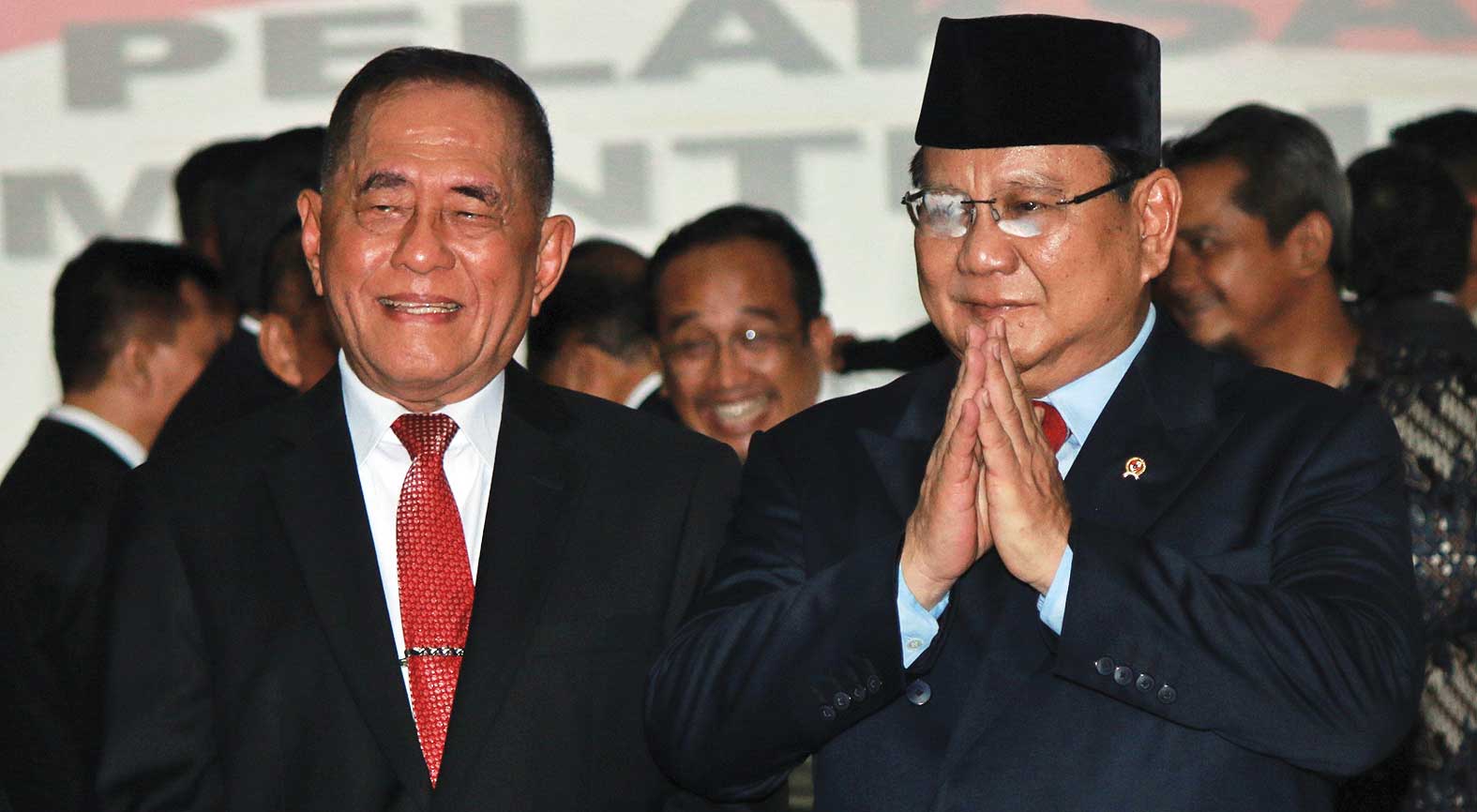 Menteri Pertahanan Prabowo Subianto (kanan) dan Menteri Pertahanan periode 2014- 2019 Ryamizard Ryacudu.