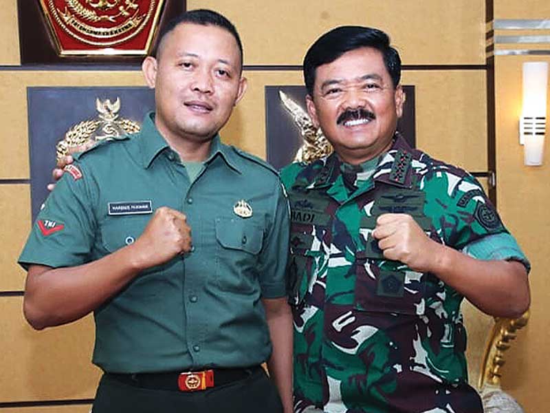 Panglima TNI Marsekal Hadi Tjahjanto (kanan) merangkul Kopda Hardius Rusman yang bertugas di Kodim 0111/Bireuen Kodam Iskandar Muda (IM).