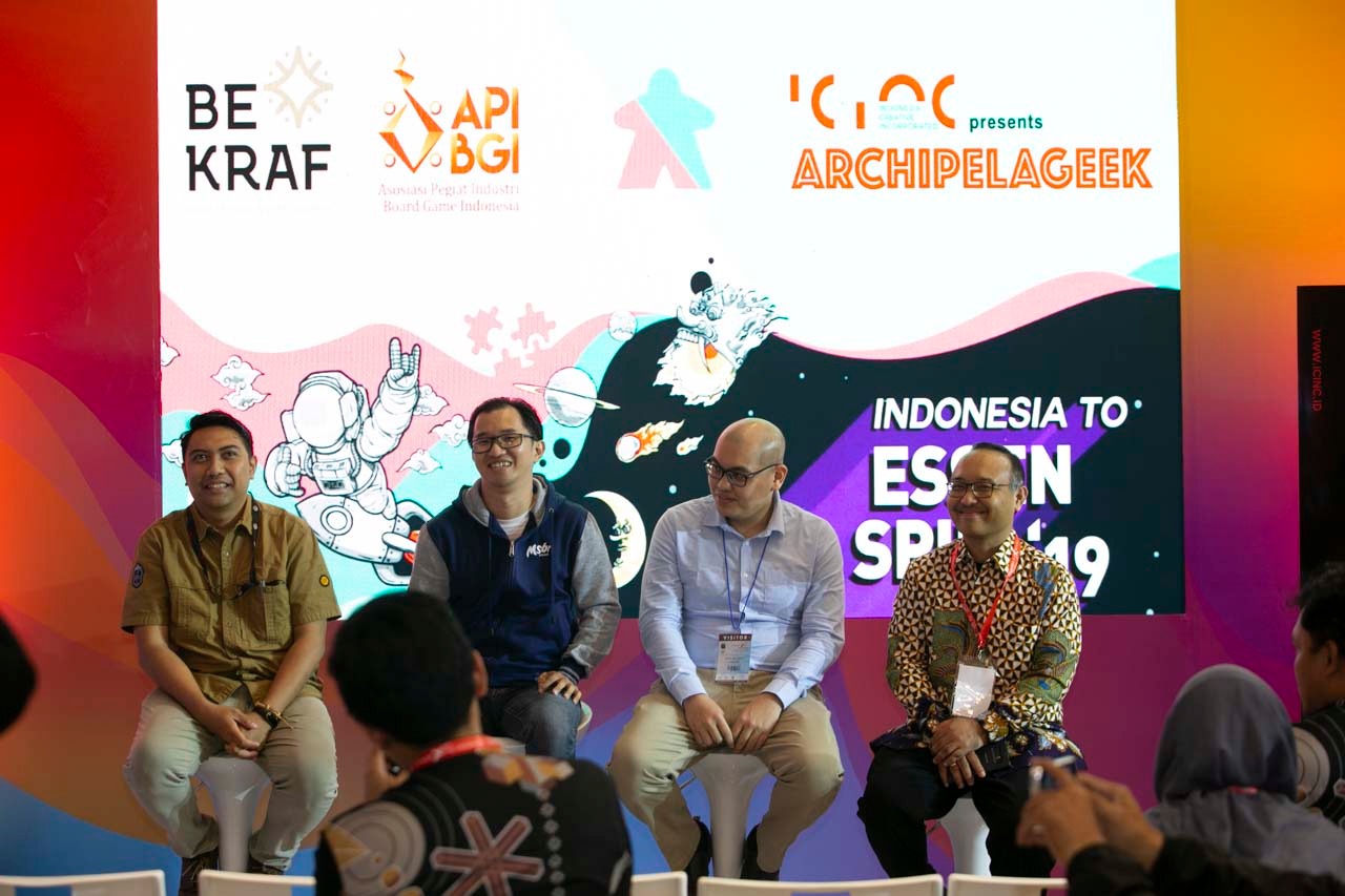 Deputi Pemasaran Bekraf, Joshua Puji Mulia Simandjuntak (kanan), saat memberi keterangan keikutsertaan 20 board game Indonesia di Essen.